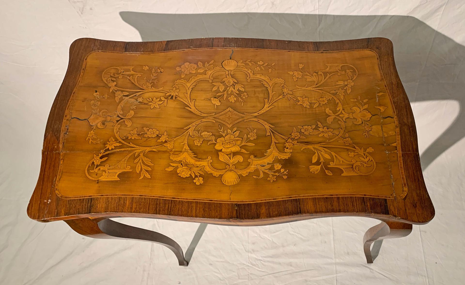 TABLE NAPOLEON III INLAID DU MILIEU DU 19e SIÈCLE Bon état - En vente à Firenze, FI