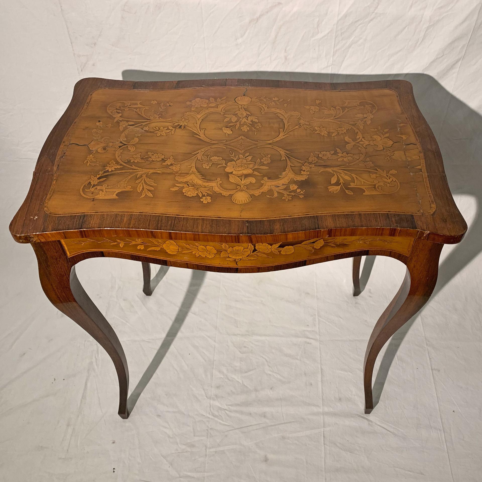 19th Century TABLE NAPOLEON III INLAID DU MILIEU DU 19e SIÈCLE en vente