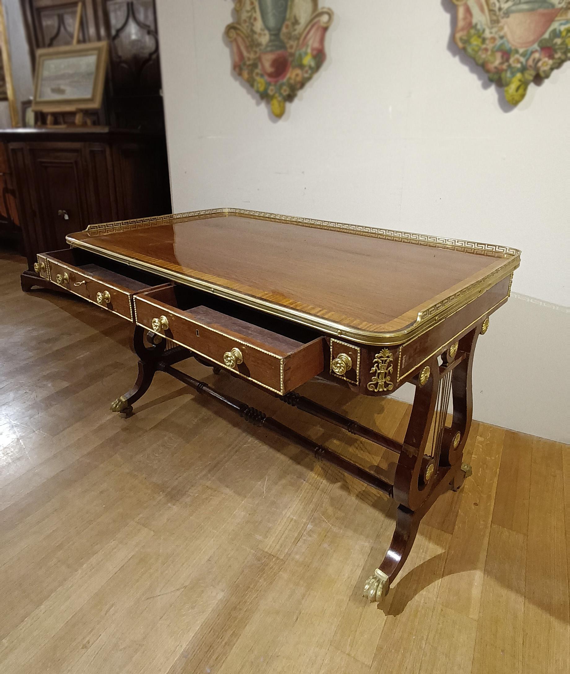 Intagliato a mano SCRIVANIA IN VENEZIA DI NAPOLEONE III DELLA METÀ DEL XIX SECOLO in vendita