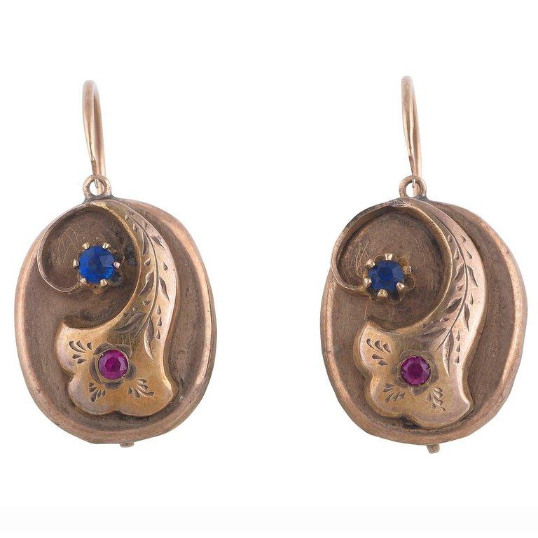 

Gold earrings decorated with colored stones, weight 3,6 gr 