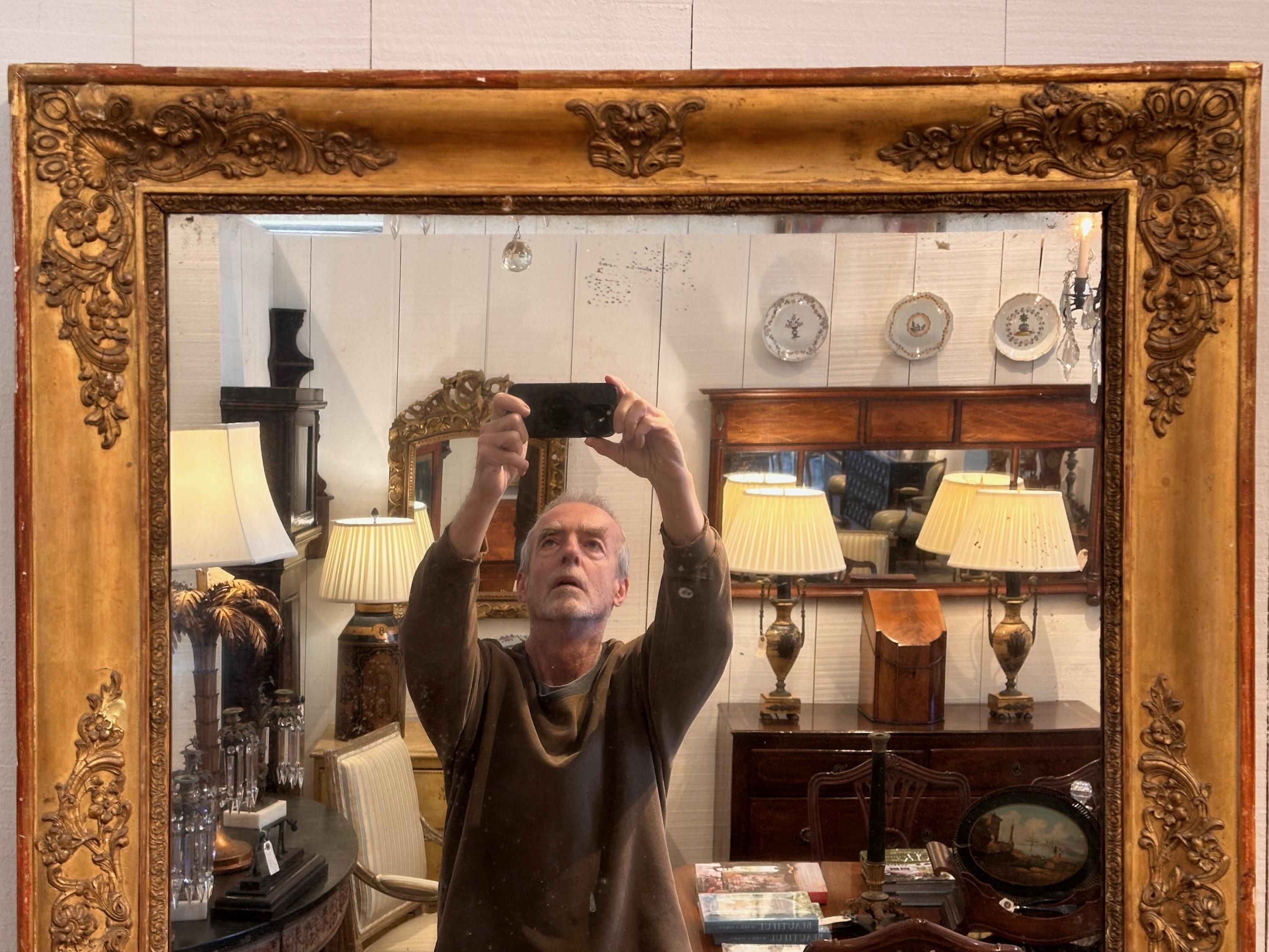 Ein französischer Spiegel aus dem 19. Gesso und Vergoldung.