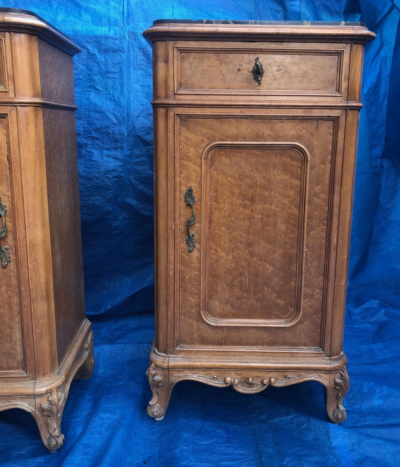 Original antique nightstands in maple, with marble, right and left pair.
Size cm.: 38 x 53 x 97 H.
Given the weight and size, it will be delivered in a specific wooden case for export, packed in bubble wrap.
They  come from an old country house in