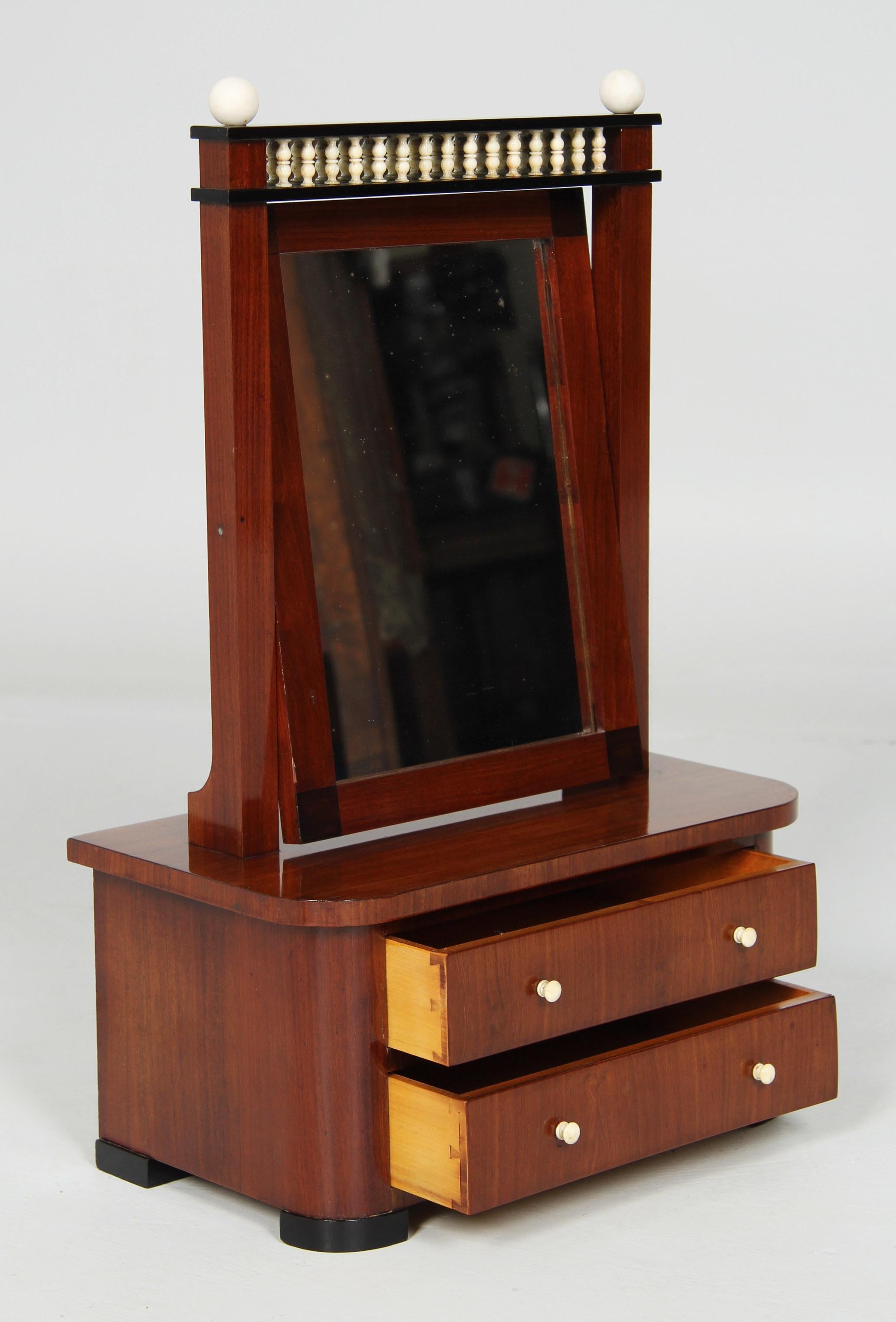 Miroir Biedermeier d'Allemagne du Nord du milieu du 19e siècle, vers 1840 Bon état - En vente à Greven, DE