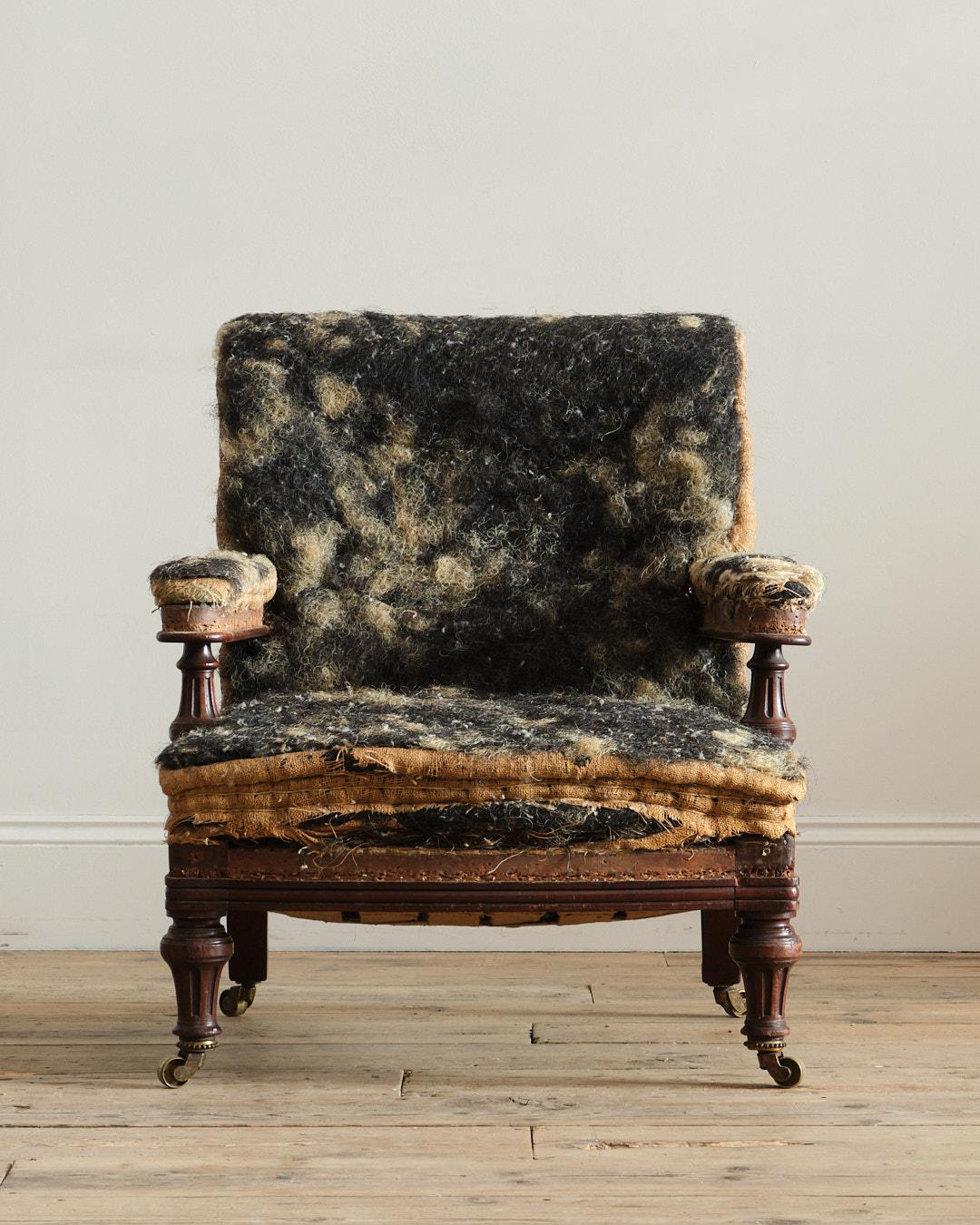 Magnífico sillón abierto de mediados del siglo XIX, de Holland & Sons - Londres. C 1860. Levantada sobre patas torneadas y acanaladas de nogal y apoyabrazos con patas traseras ensanchadas. Una pata trasera lleva el sello del fabricante.