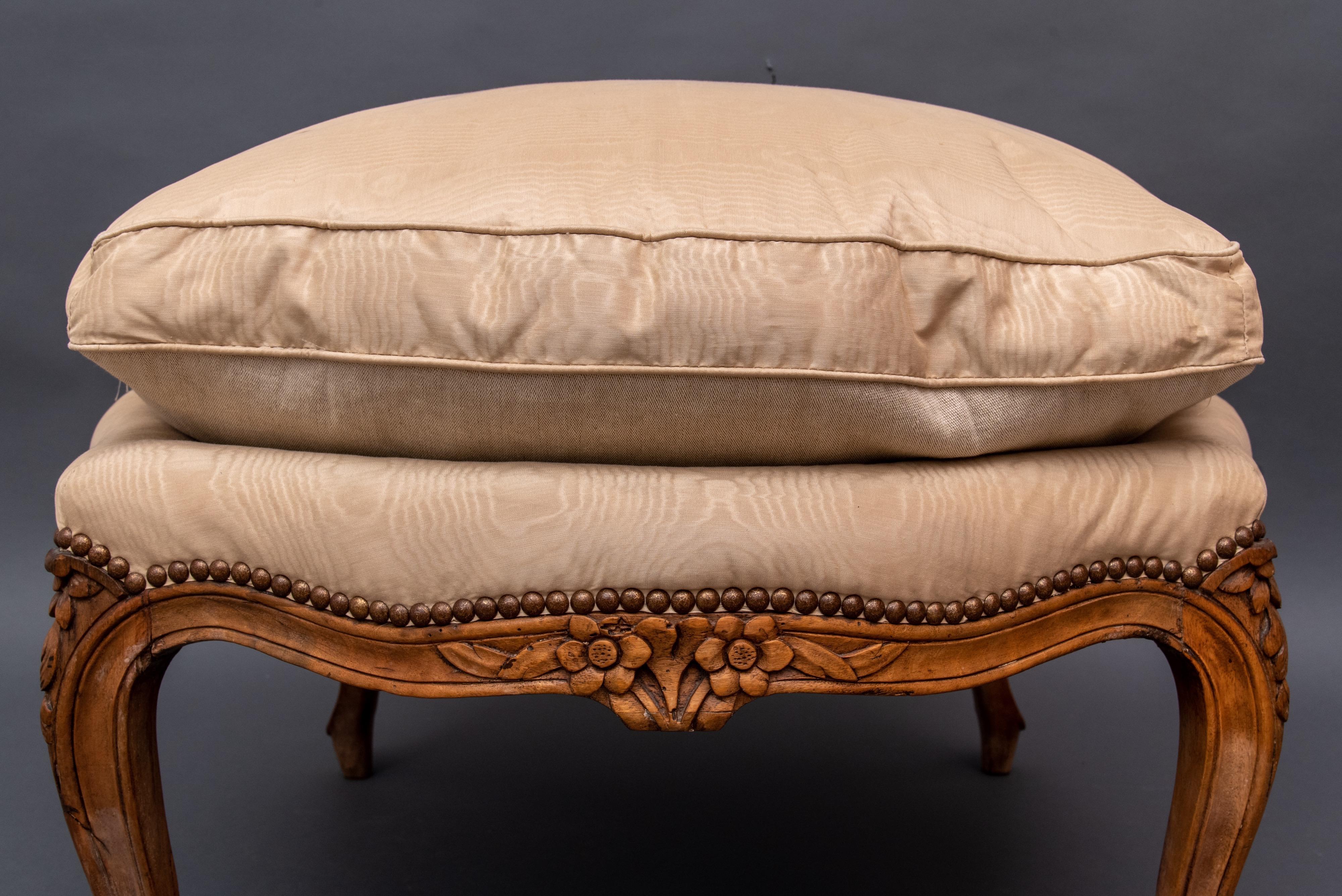 Huge mid-19th century French footrest in oakwood with fine, hand carved details. The pad has some stains on the fabric. It makes a great accent for any room.



This artwork is shipped from Rome. Under existing legislation, any artwork in Italy