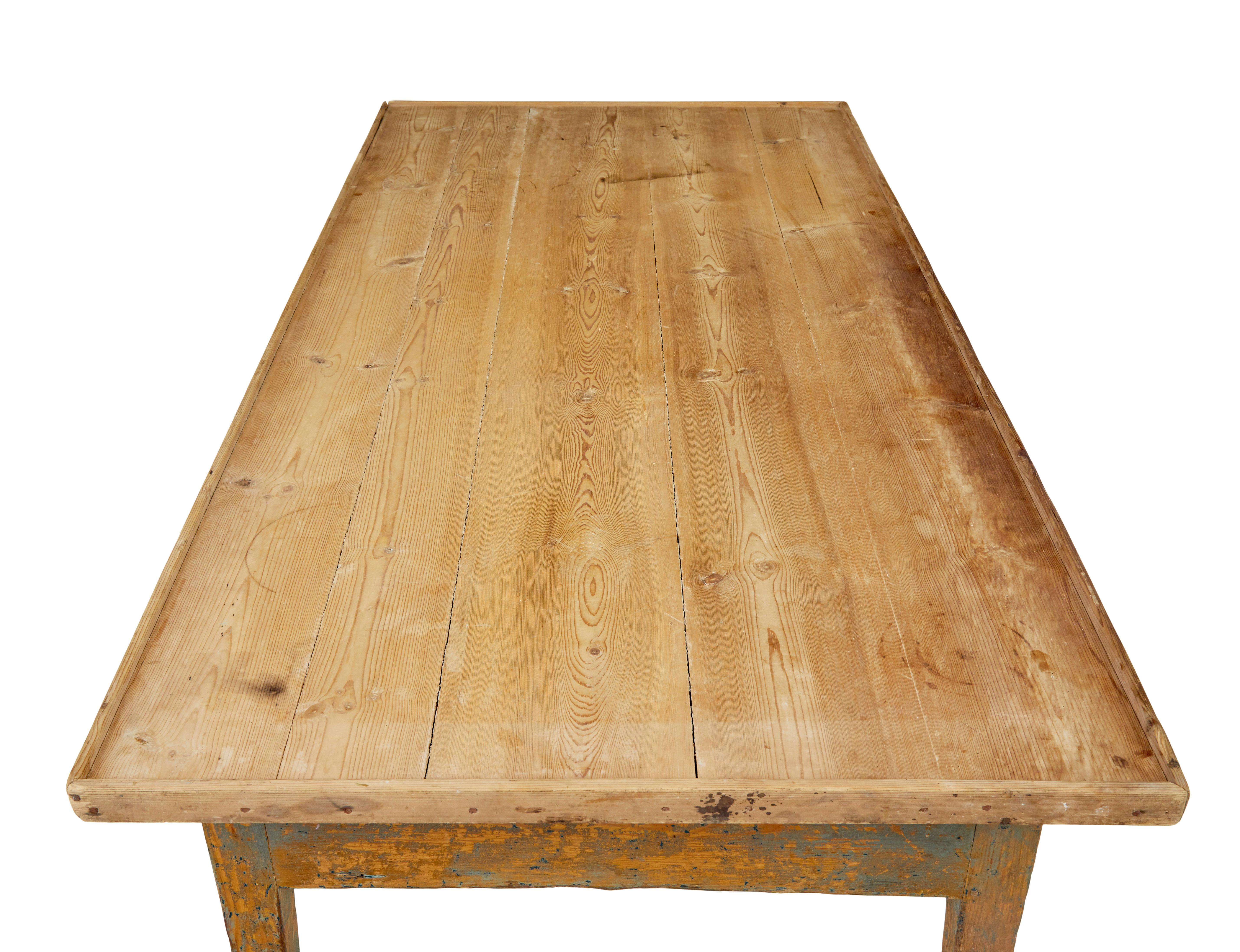 XIXe siècle Table de salle à manger en pin suédois peinte au milieu du 19e siècle en vente