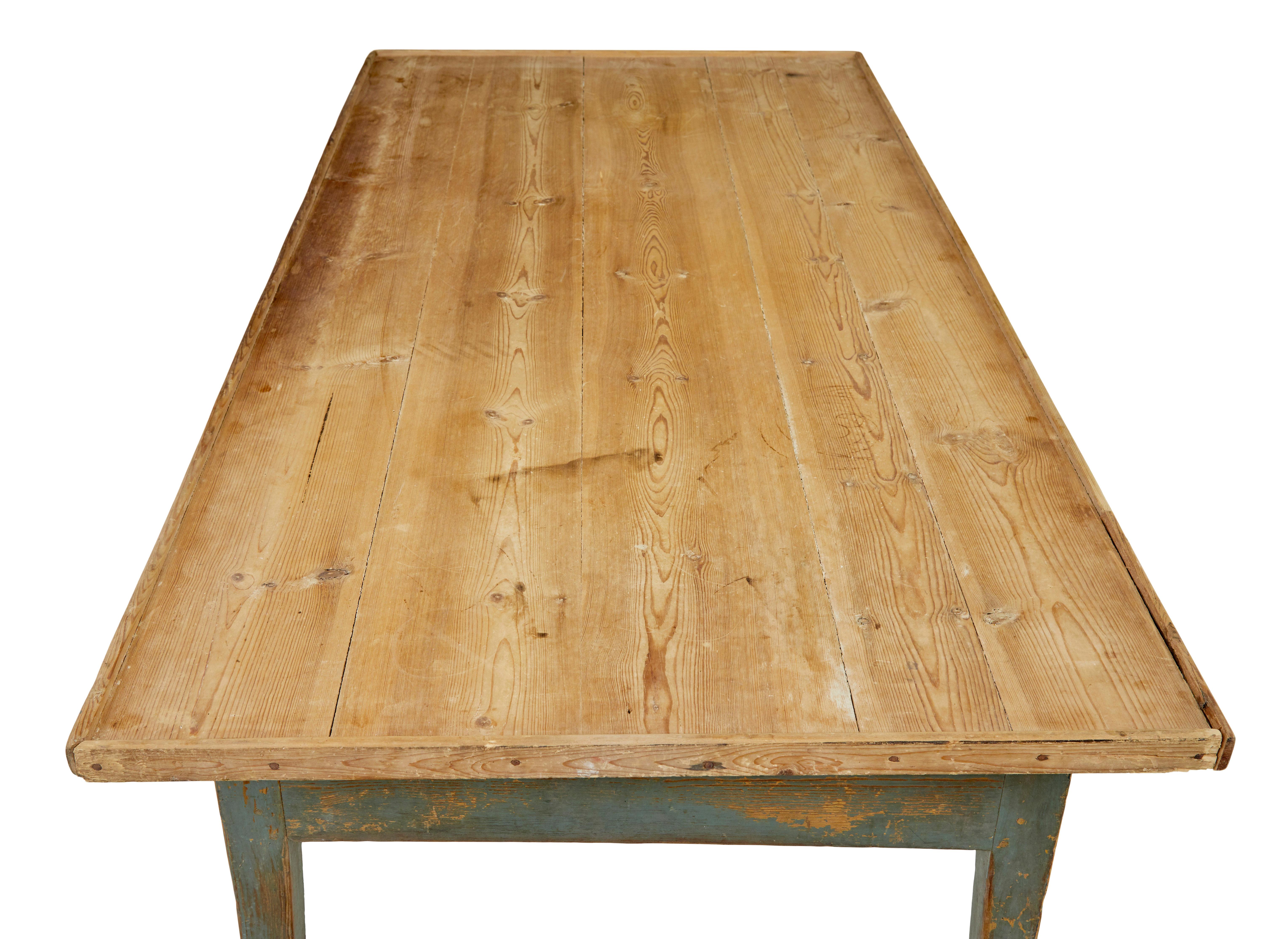 Pin Table de salle à manger en pin suédois peinte au milieu du 19e siècle en vente