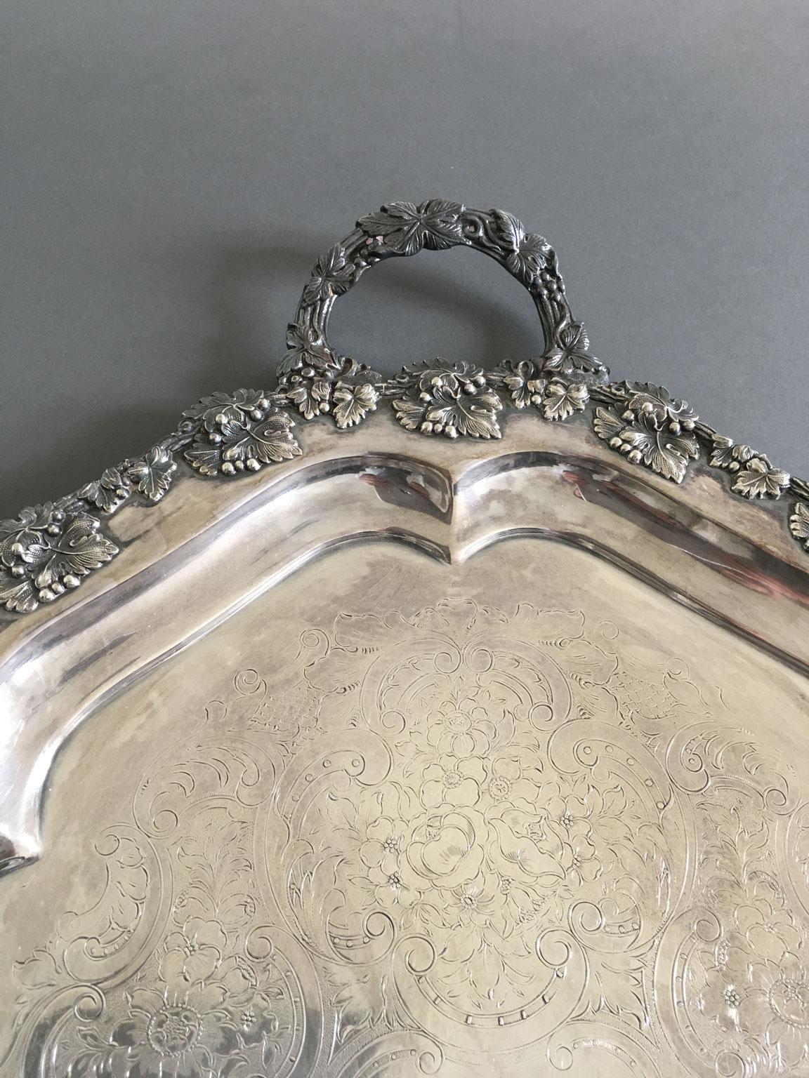 Ovales graviertes Sheffield-Tablett mit Henkeln aus der Mitte des 19. Jahrhunderts (Handgefertigt) im Angebot