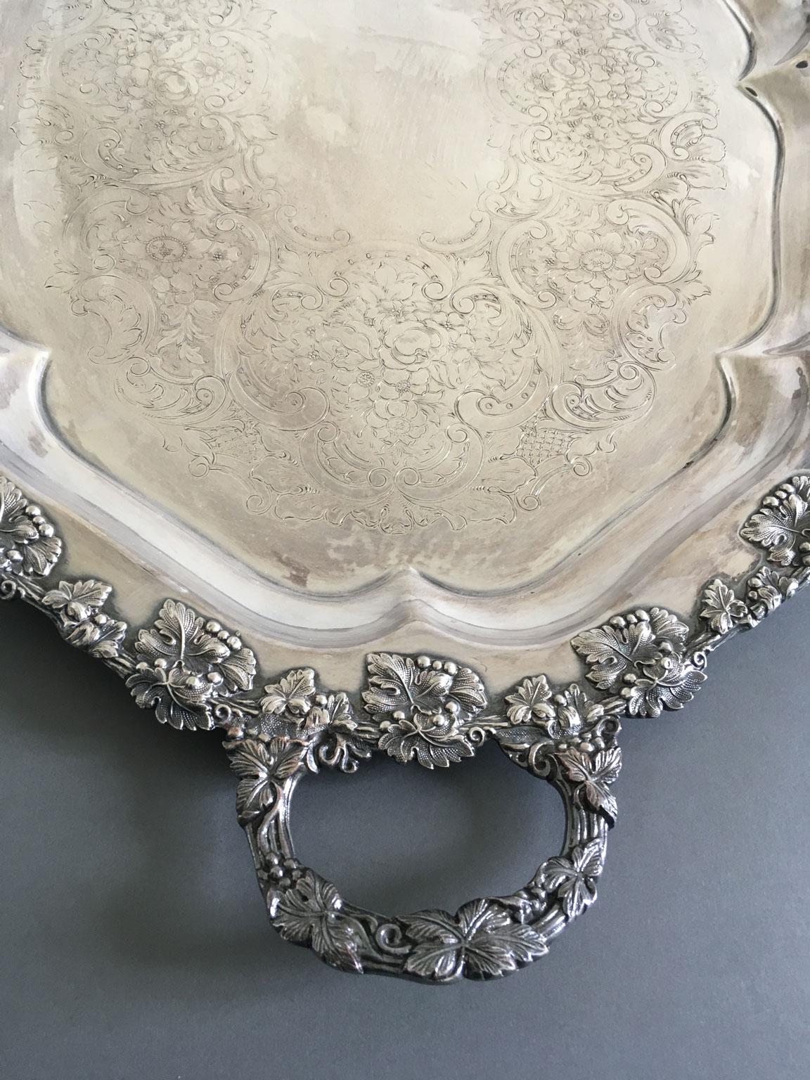 Mid-19th Century Oval Engraved Sheffield Tray with Handles In Good Condition For Sale In Brescia, IT