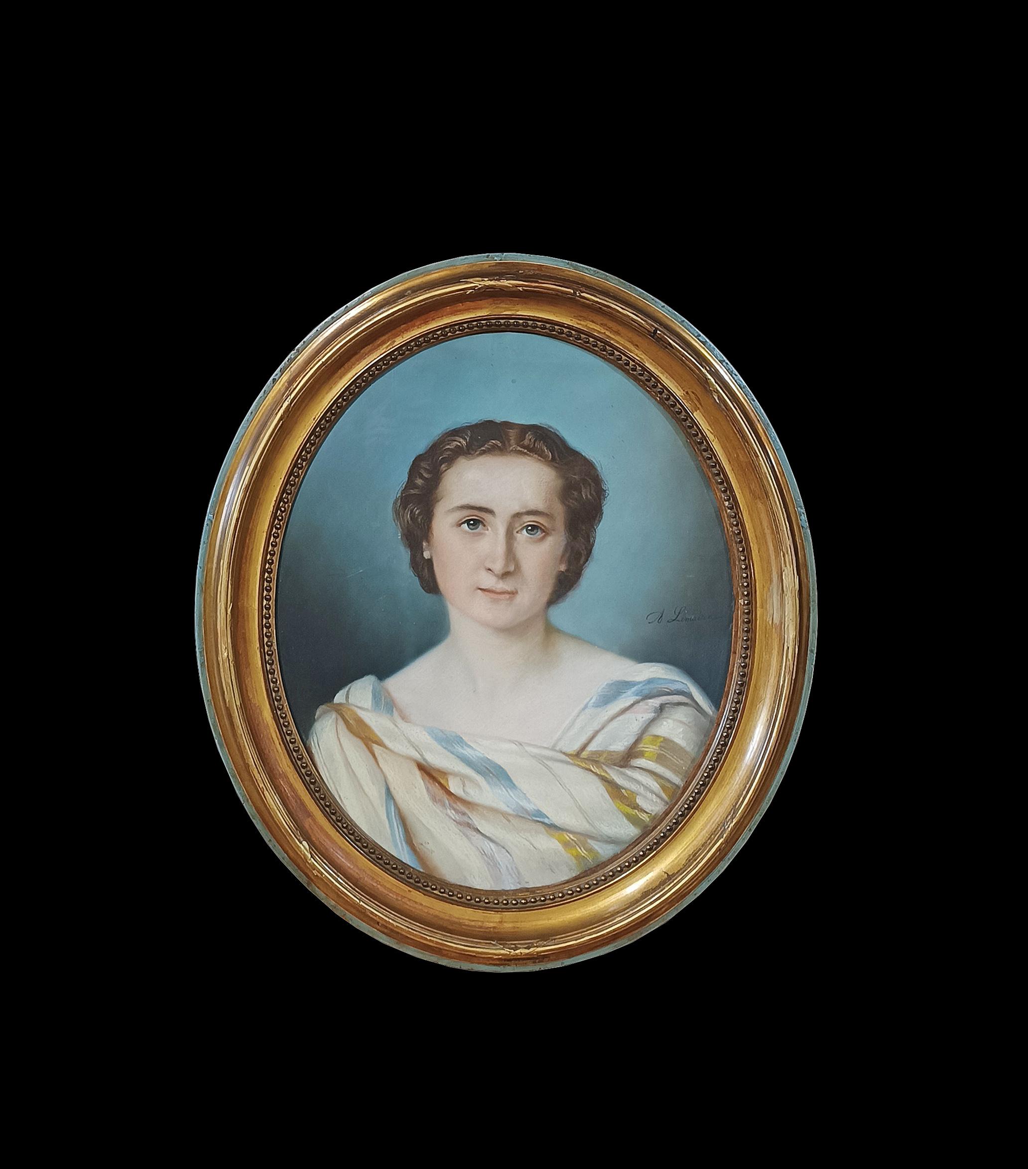 Oval pastel painting on paper, framed by an oval frame in carved and gilded wood in gold pastiglia. The painting is also protected by glass, to preserve it. The paper is instead placed on a canvas support. The portrait depicts a young French woman,
