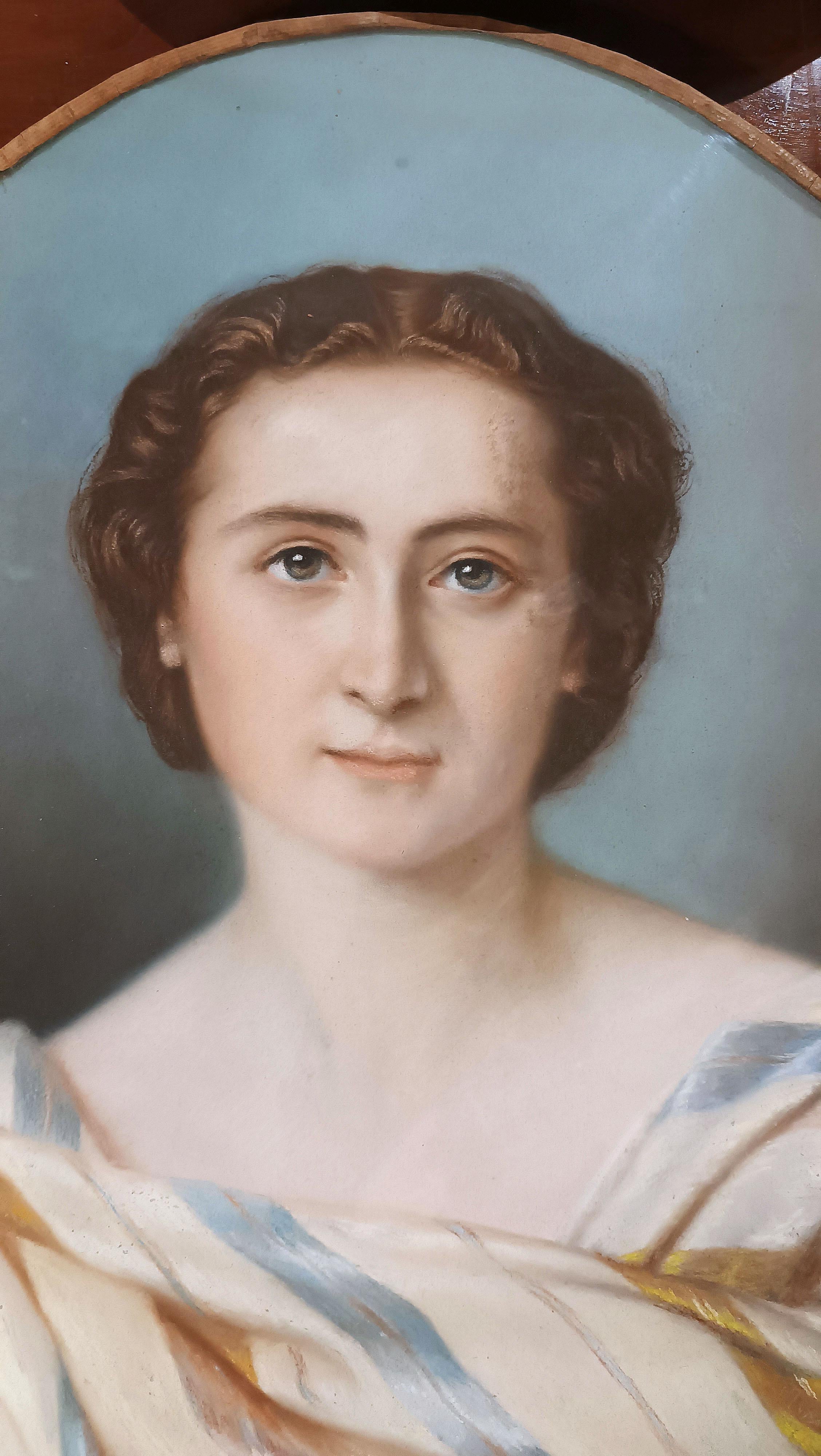 Intagliato a mano MID-19th CENTURY OVAL PASTEL PAINTING WITH YOUNG WOMAN in vendita