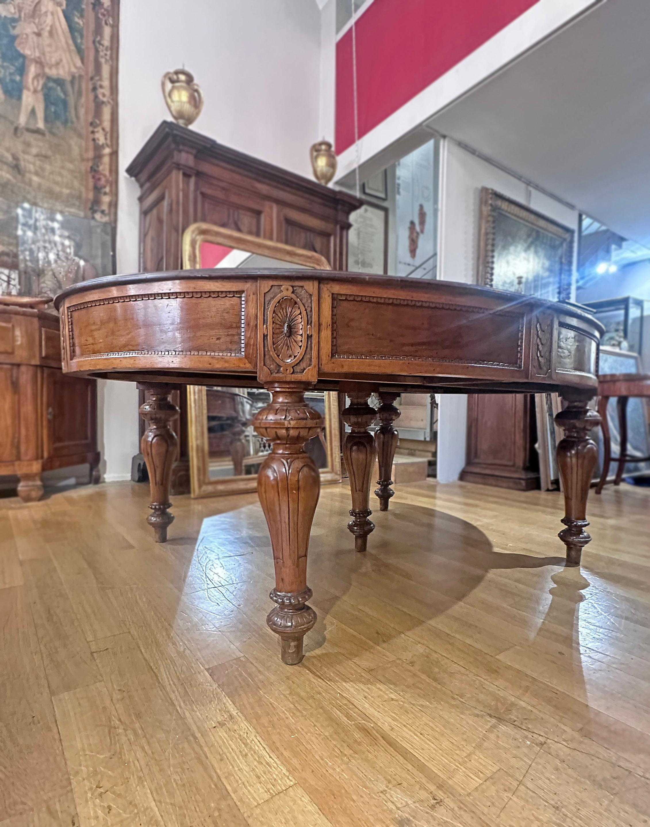 MID-19th CENTURY OVAL WALNUT TABLE WITH CARVING in vendita 3