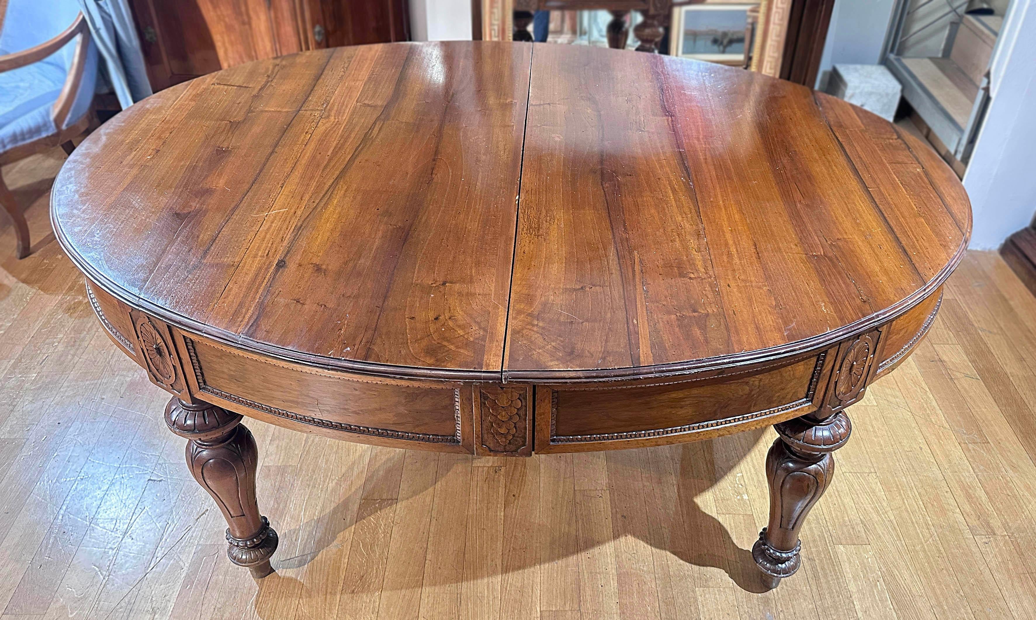 Italian MID-19th CENTURY OVAL WALNUT TABLE WITH CARVING in vendita