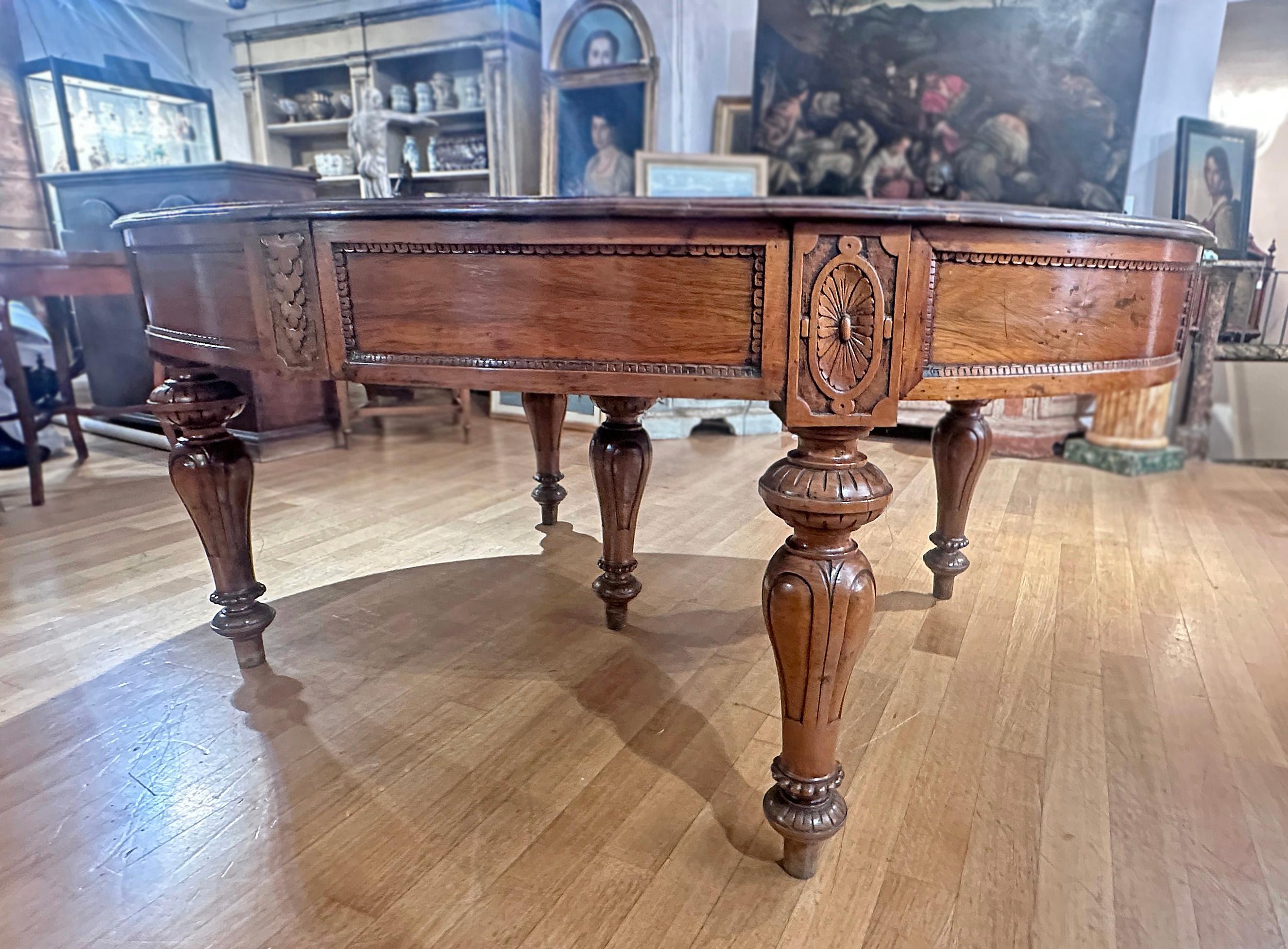 Intagliato a mano MID-19th CENTURY OVAL WALNUT TABLE WITH CARVING in vendita