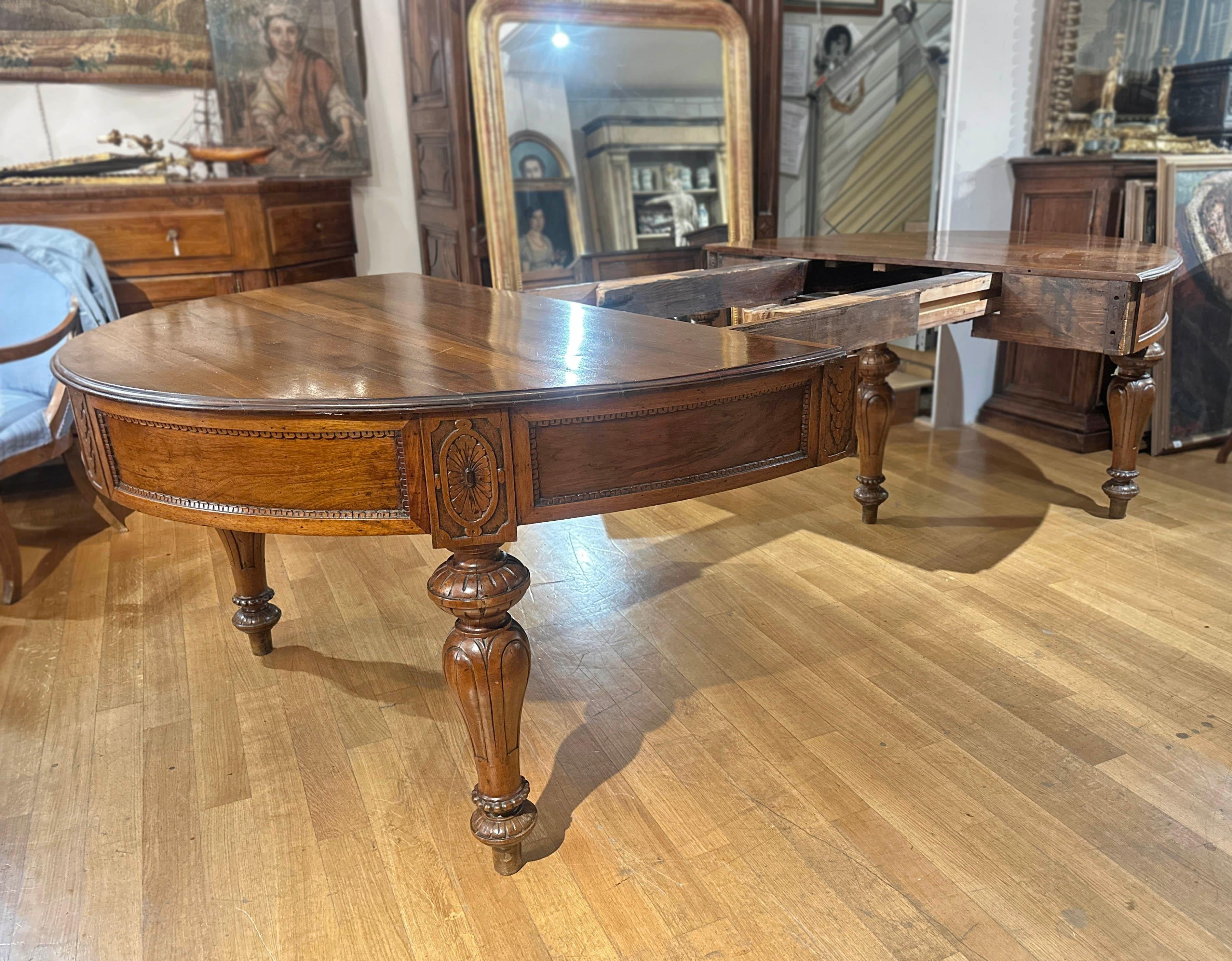 MID-19th CENTURY OVAL WALNUT TABLE WITH CARVING In condizioni buone in vendita a Firenze, FI