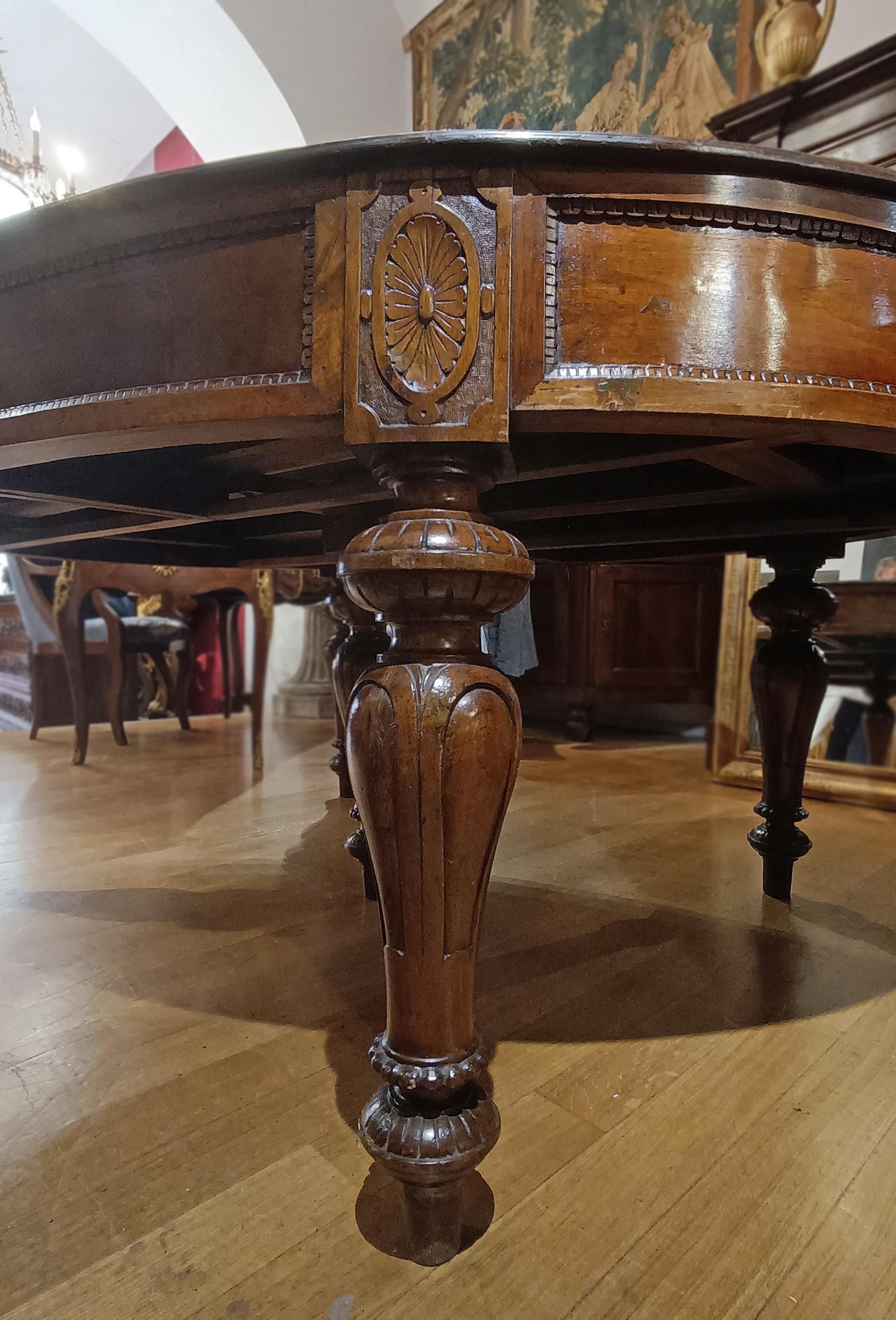 19th Century MID-19th CENTURY OVAL WALNUT TABLE WITH CARVING in vendita