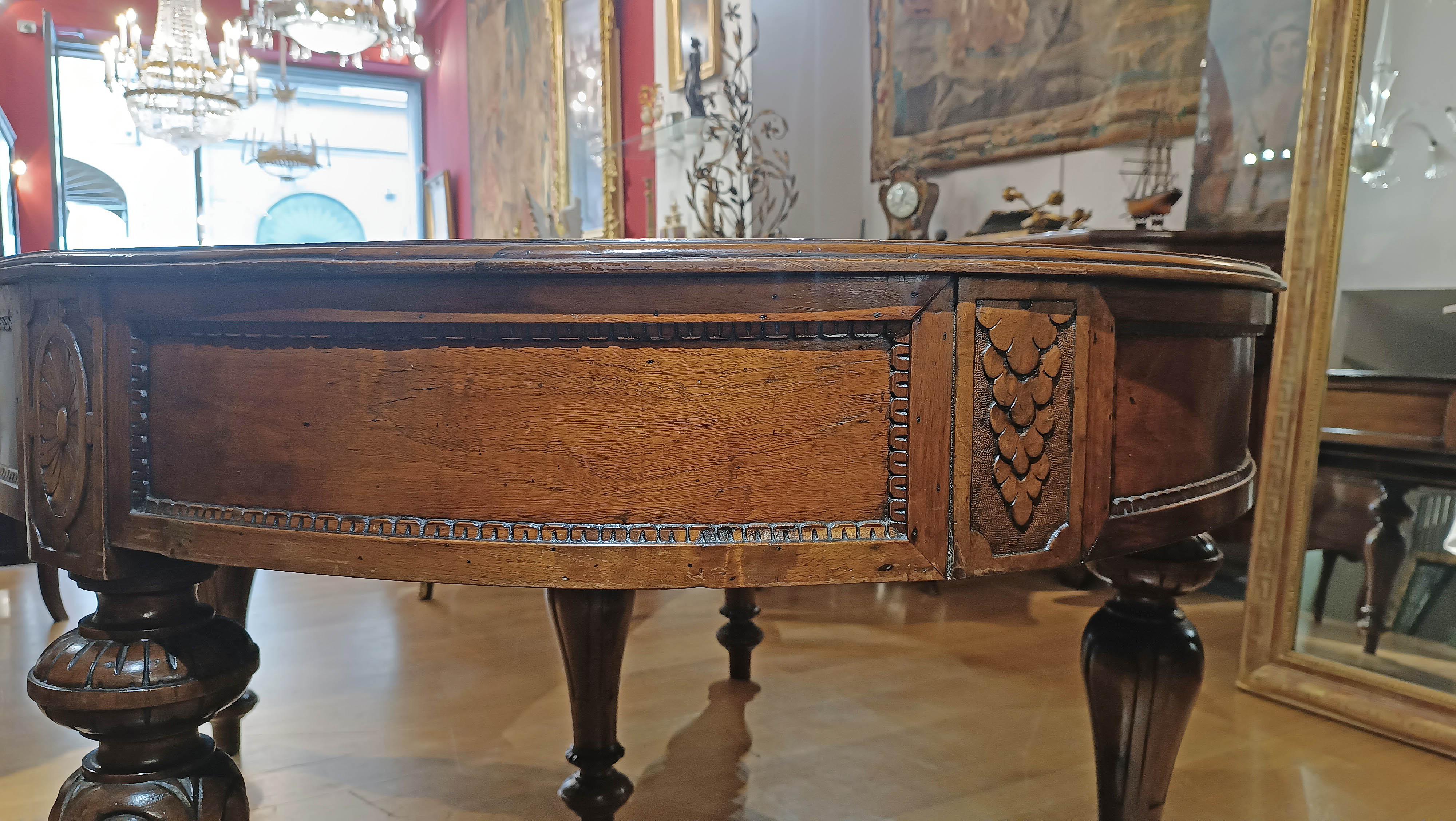 Noce MID-19th CENTURY OVAL WALNUT TABLE WITH CARVING in vendita