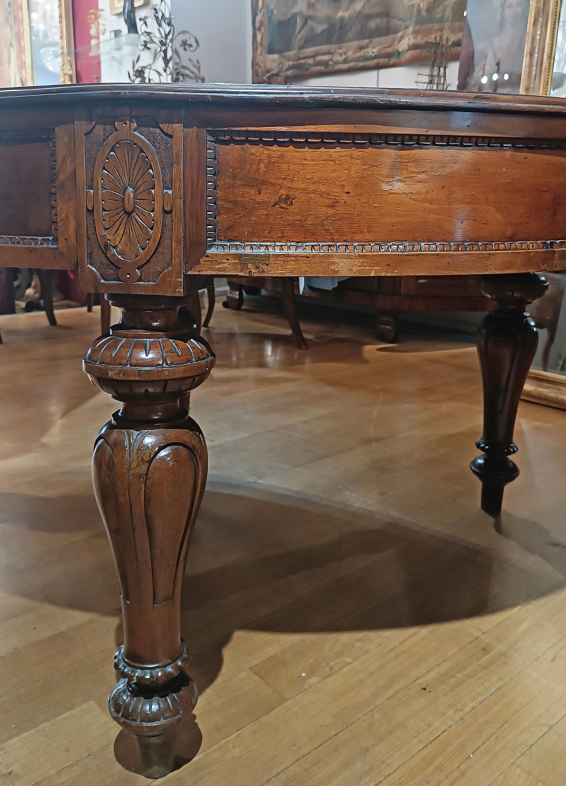 MID-19th CENTURY OVAL WALNUT TABLE WITH CARVING in vendita 1