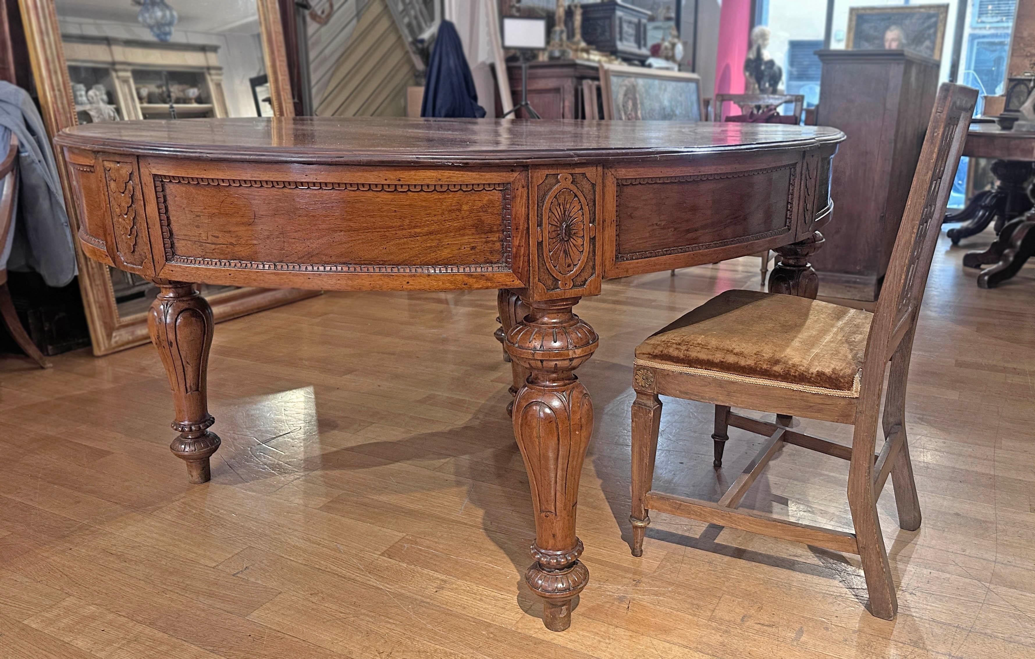 MID-19th CENTURY OVAL WALNUT TABLE WITH CARVING in vendita 2