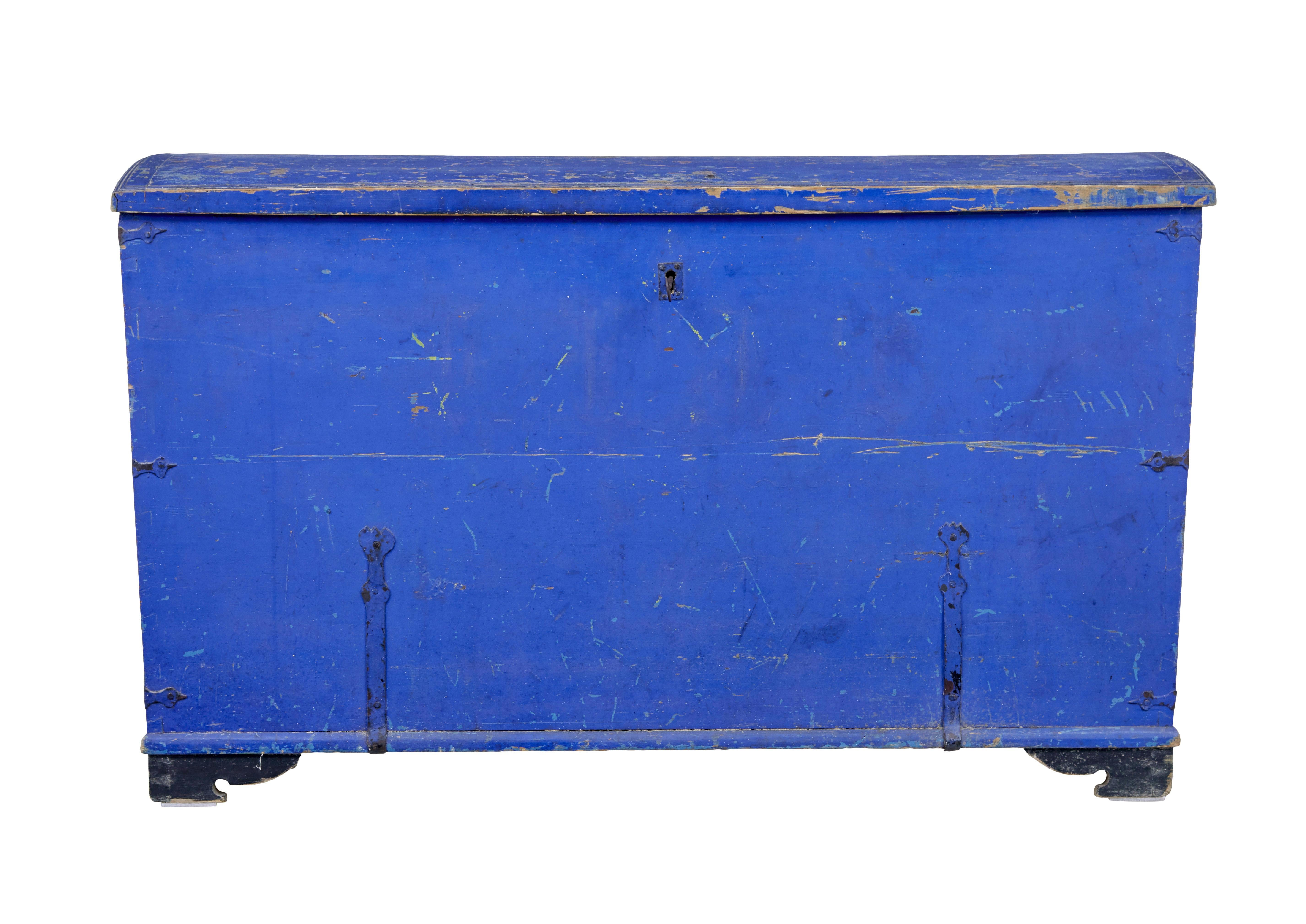 Caja rústica de manta sueca de pino pintado, circa 1866.

Firmado con un nombre en el interior de la tapa y con fecha de 1866.  Pintado en un vivo color azul de época y pies de ménsula pintados de negro.

Asas metálicas a cada lado, con tiras
