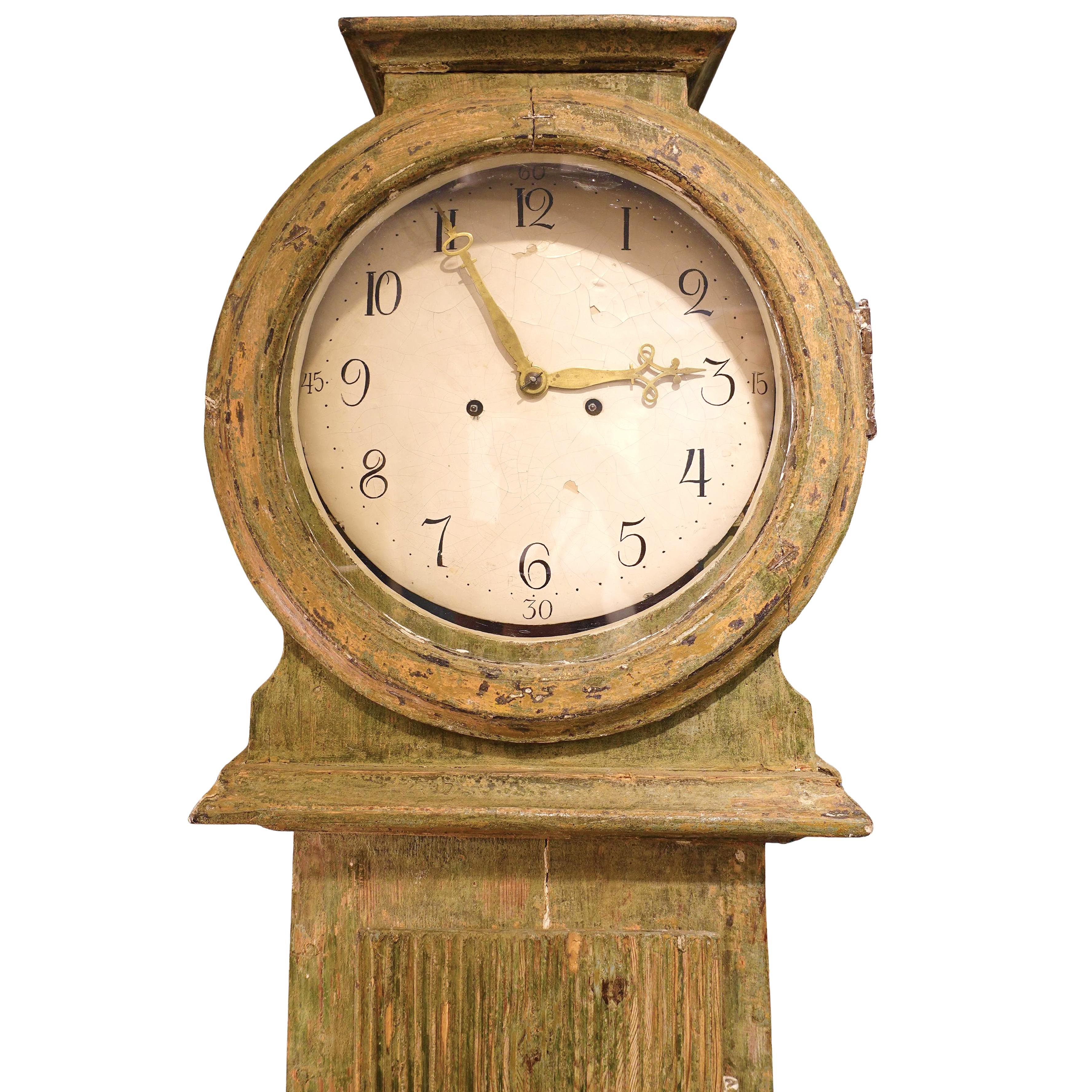 Mitte des 19. Jahrhunderts Bemalte schwedische Mora-Säulengehäuse-Bodenuhr (Gustavianisch) im Angebot