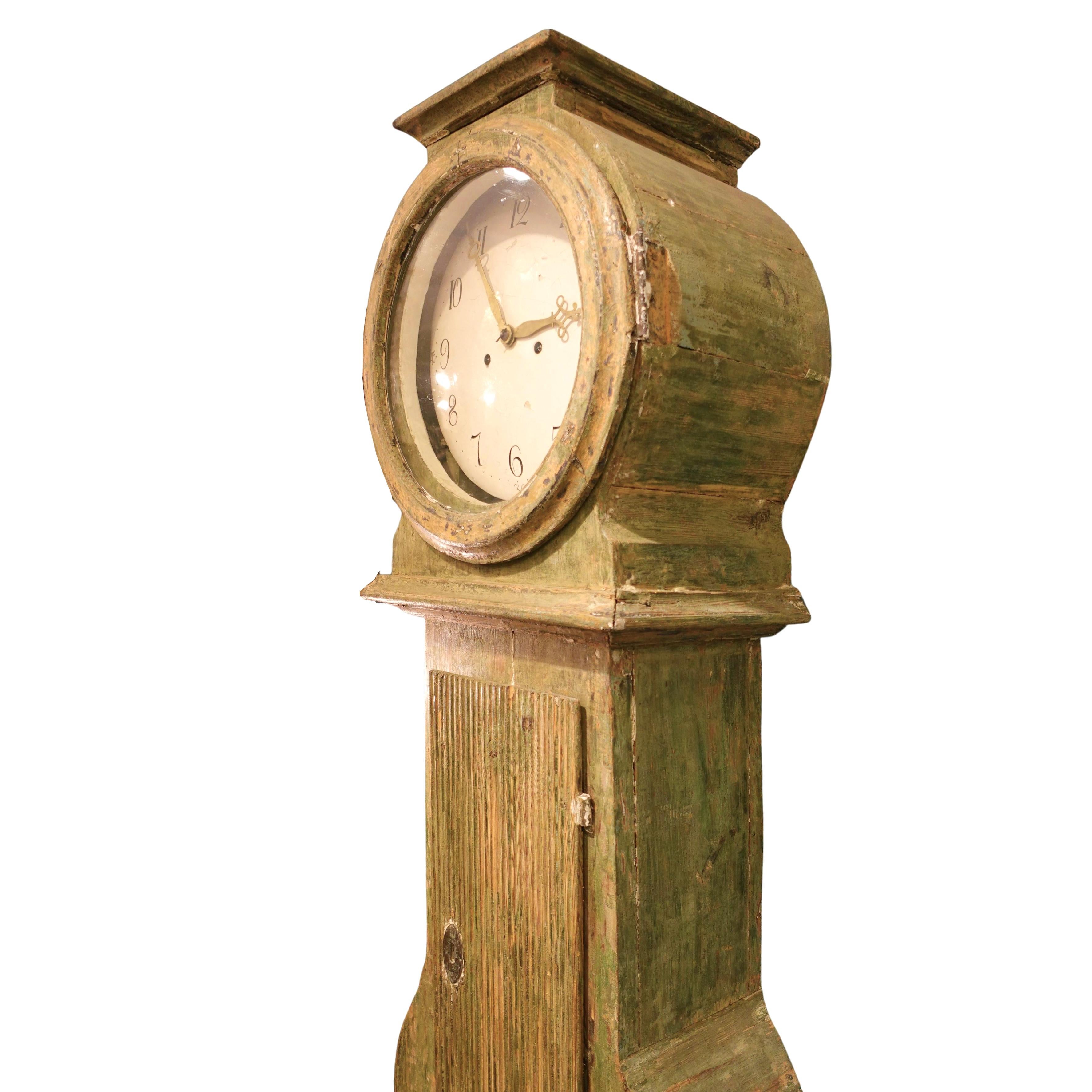 Mitte des 19. Jahrhunderts Bemalte schwedische Mora-Säulengehäuse-Bodenuhr (Schwedisch) im Angebot