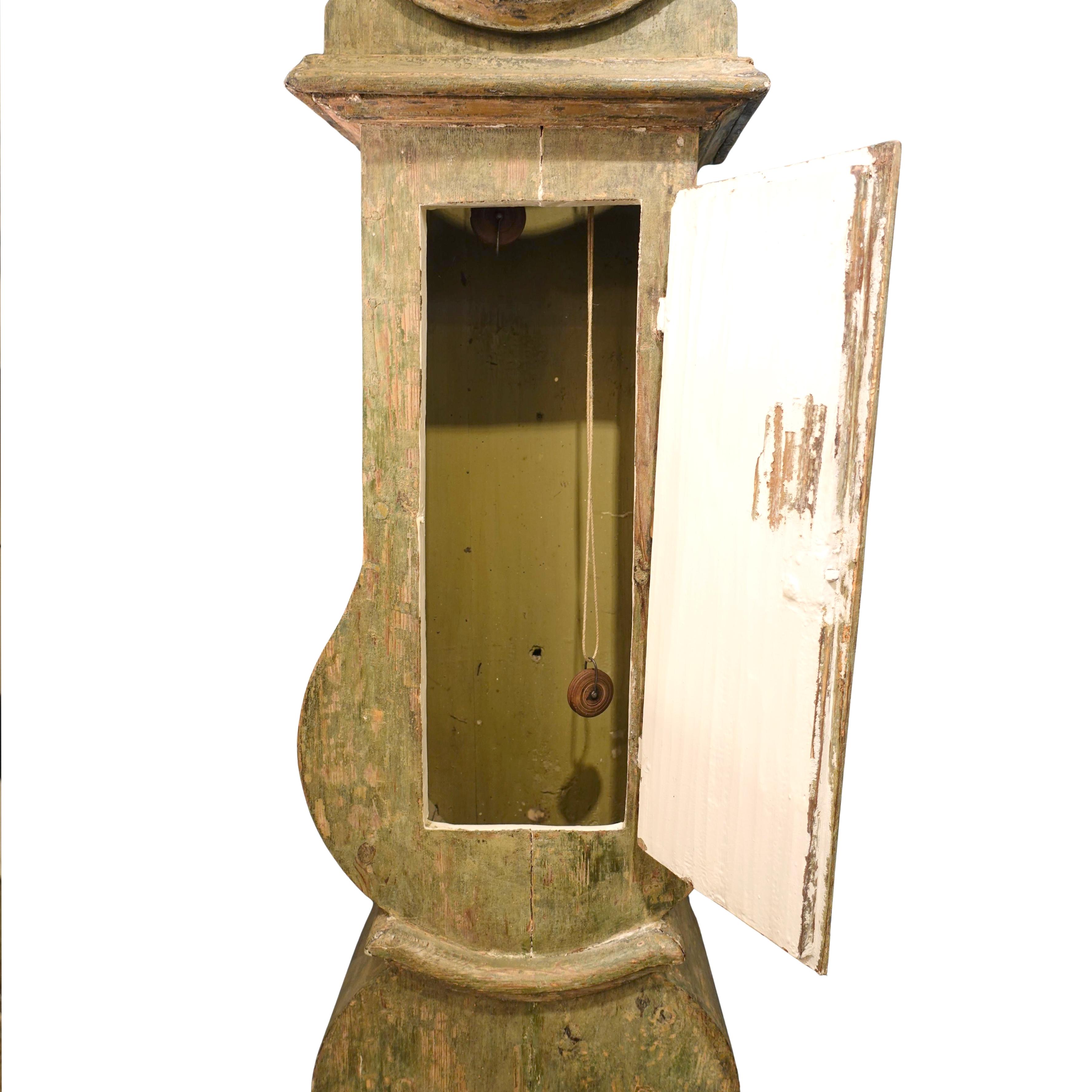 Mitte des 19. Jahrhunderts Bemalte schwedische Mora-Säulengehäuse-Bodenuhr (Emaille) im Angebot