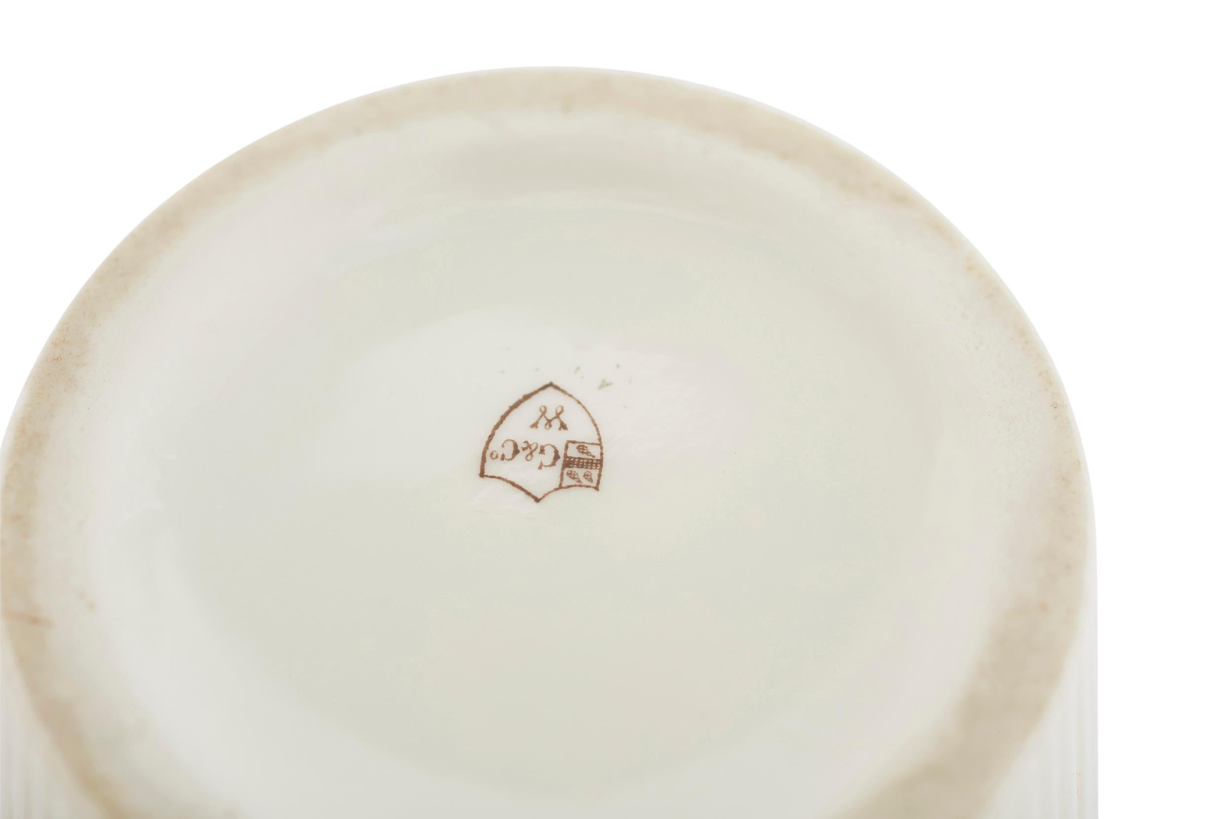 Paire d'urnes en porcelaine recouvertes du milieu du XIXe siècle en vente 5