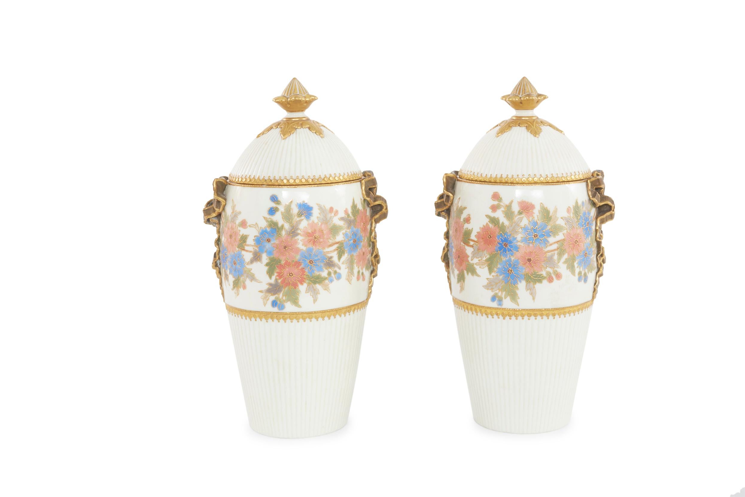 Paire d'urnes en porcelaine recouvertes du milieu du XIXe siècle en vente 7