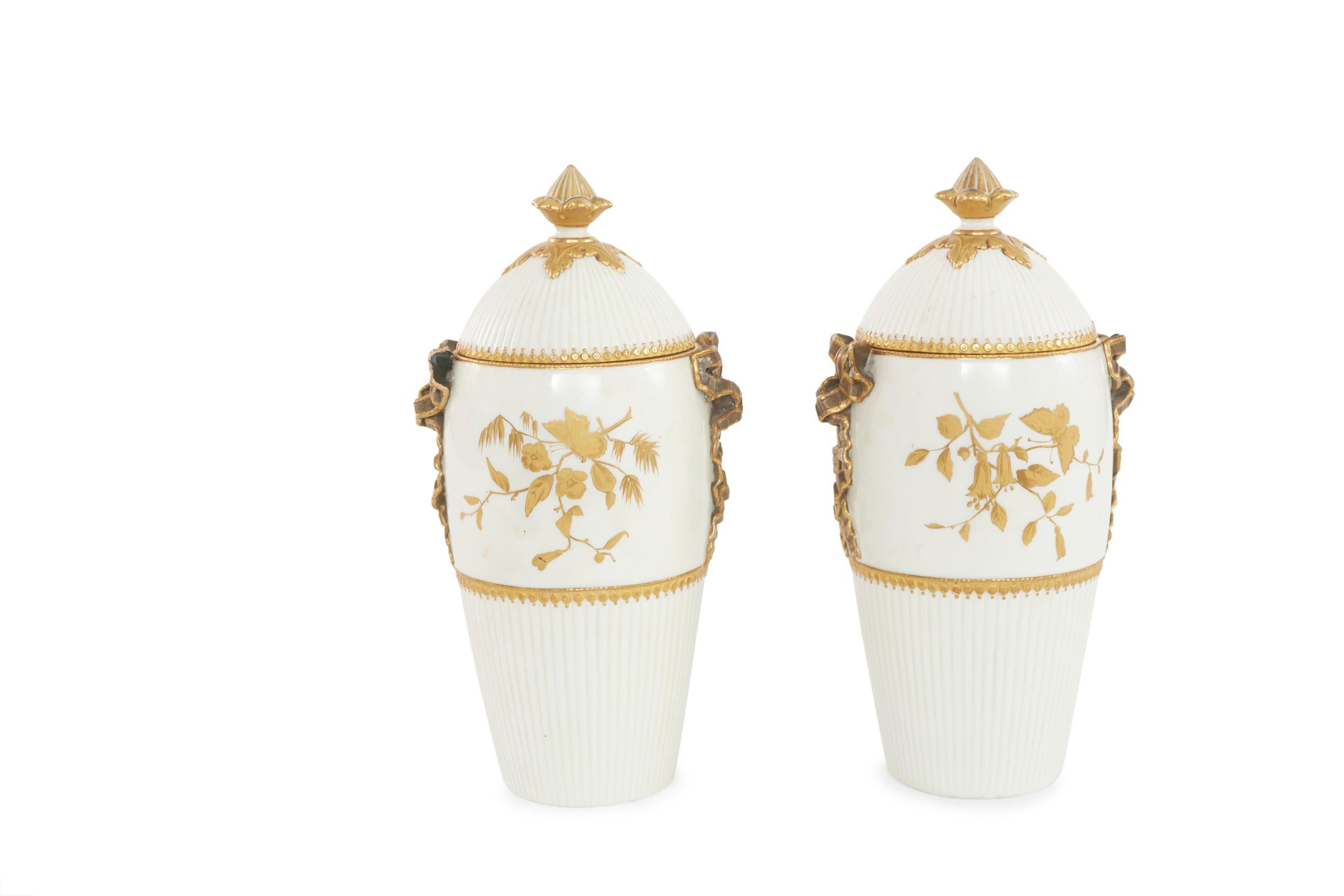 Mitte des 19. Jahrhunderts Paar bedeckt Porzellan dekorative Urnen mit äußeren vergoldeten floralen Design Details . Jede Urne ist in sehr gutem Zustand. Geringfügige alters- und gebrauchsbedingte Abnutzung. Signiert mit Schild Marke unter. jeder