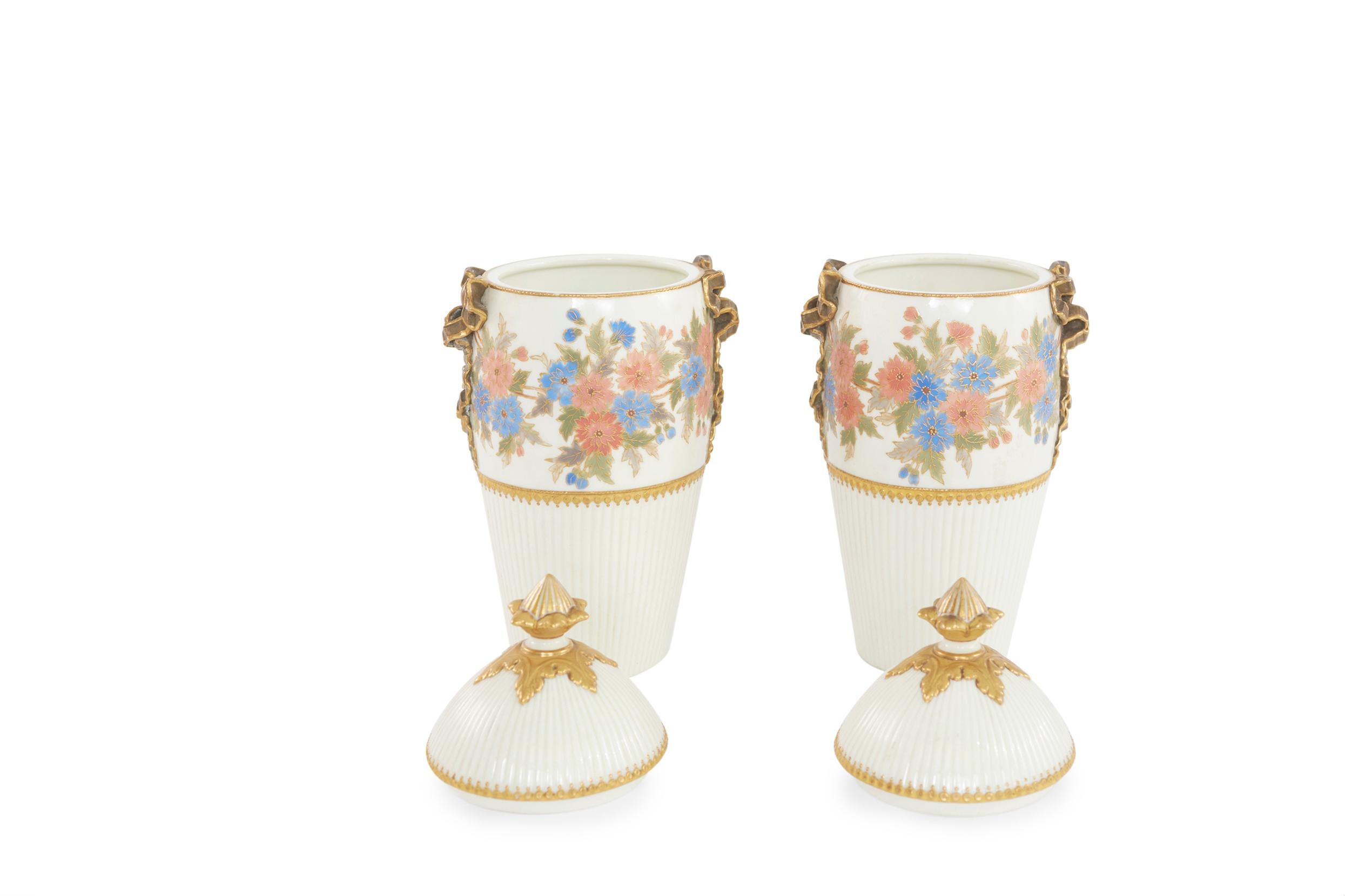 Paar abgedeckte Porzellanurnen aus der Mitte des 19. Jahrhunderts (Handbemalt) im Angebot