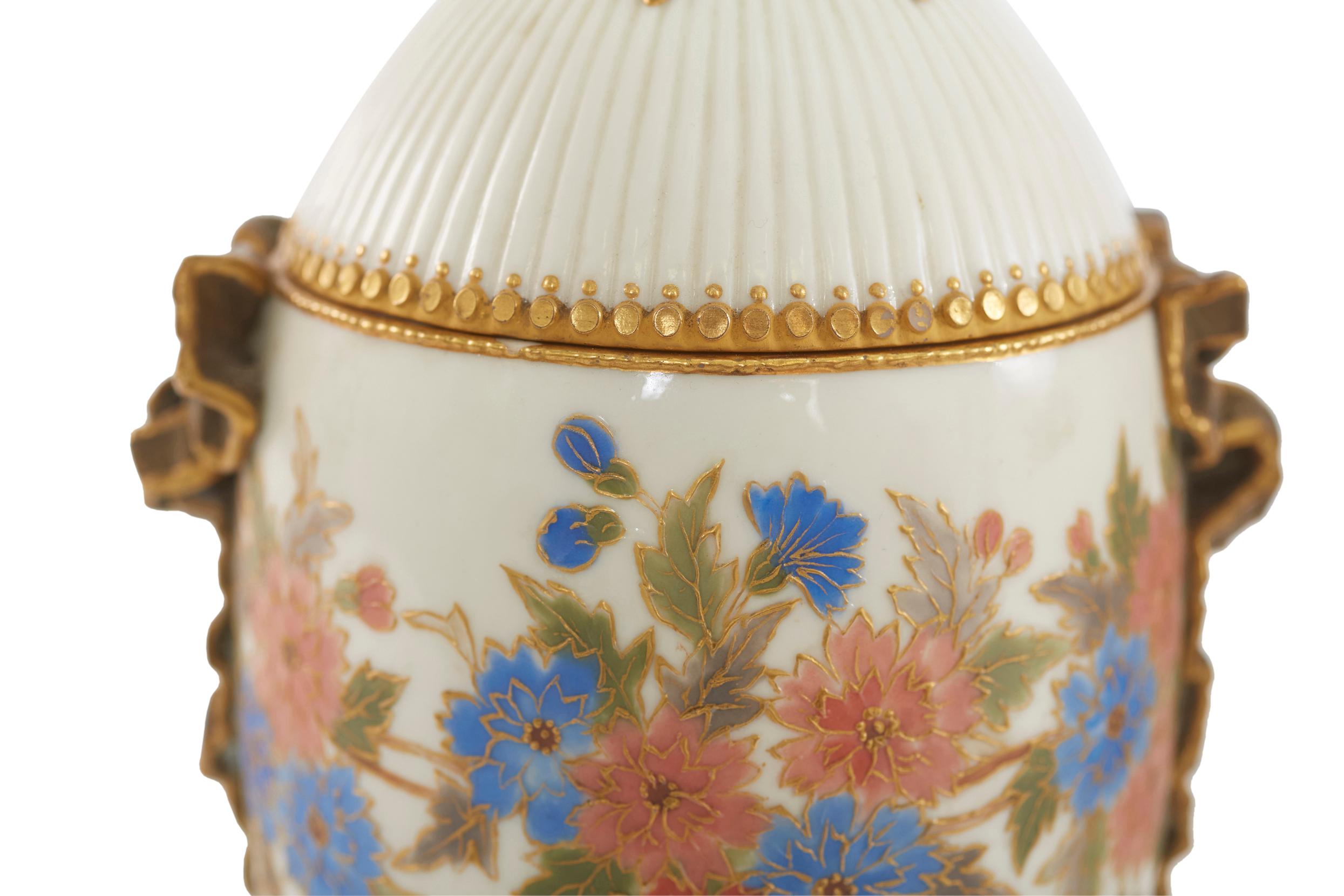 Paar abgedeckte Porzellanurnen aus der Mitte des 19. Jahrhunderts (Farbe) im Angebot