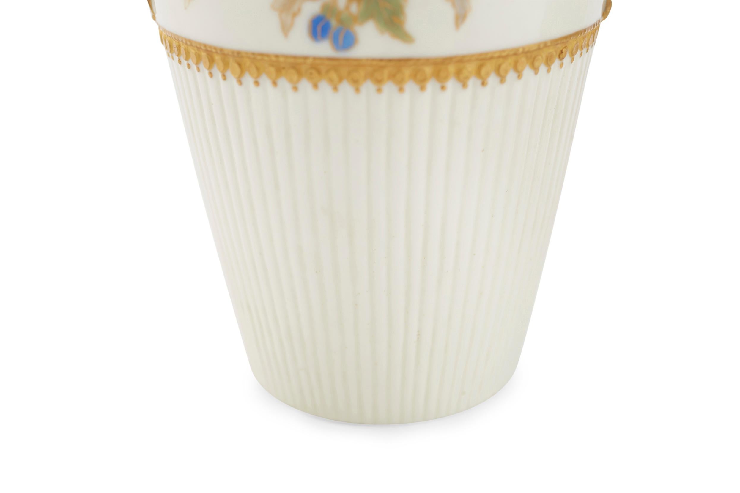 Paire d'urnes en porcelaine recouvertes du milieu du XIXe siècle en vente 1