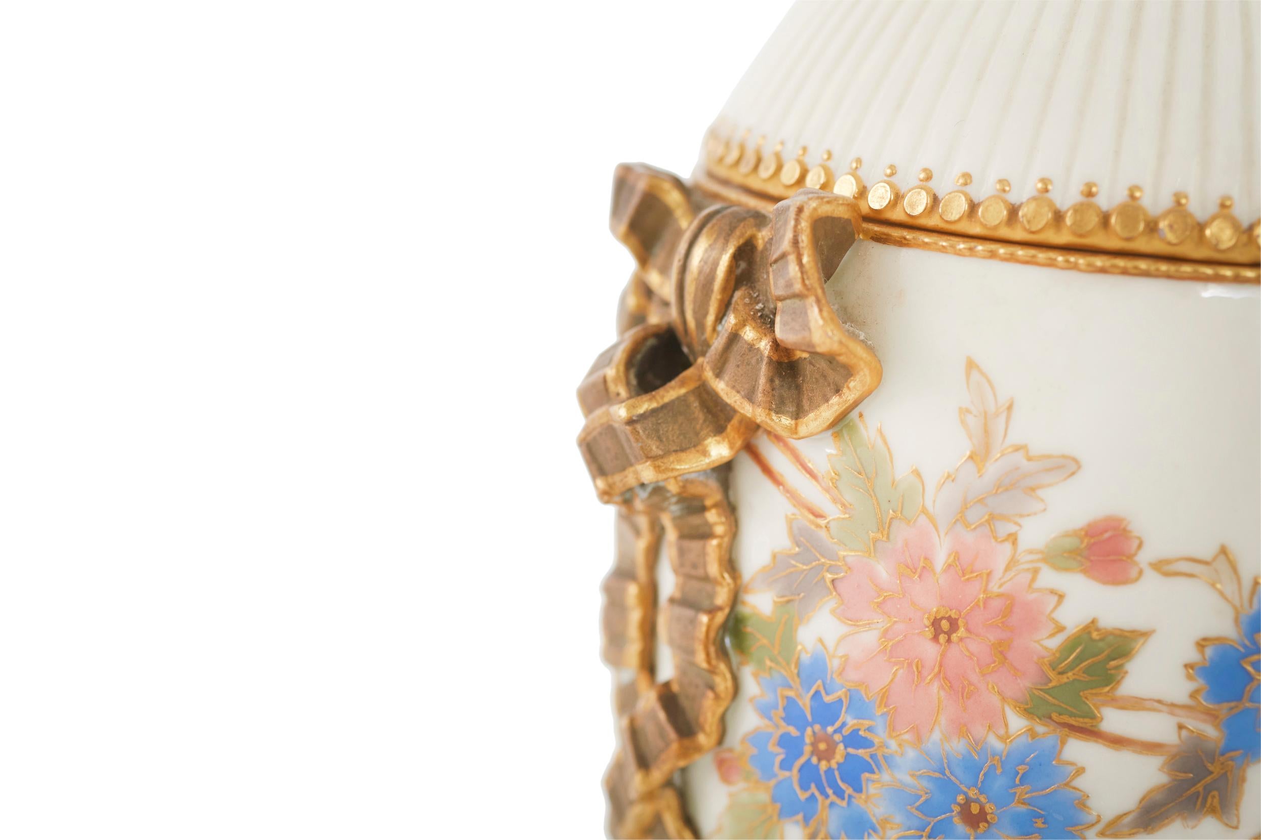 Paire d'urnes en porcelaine recouvertes du milieu du XIXe siècle en vente 2