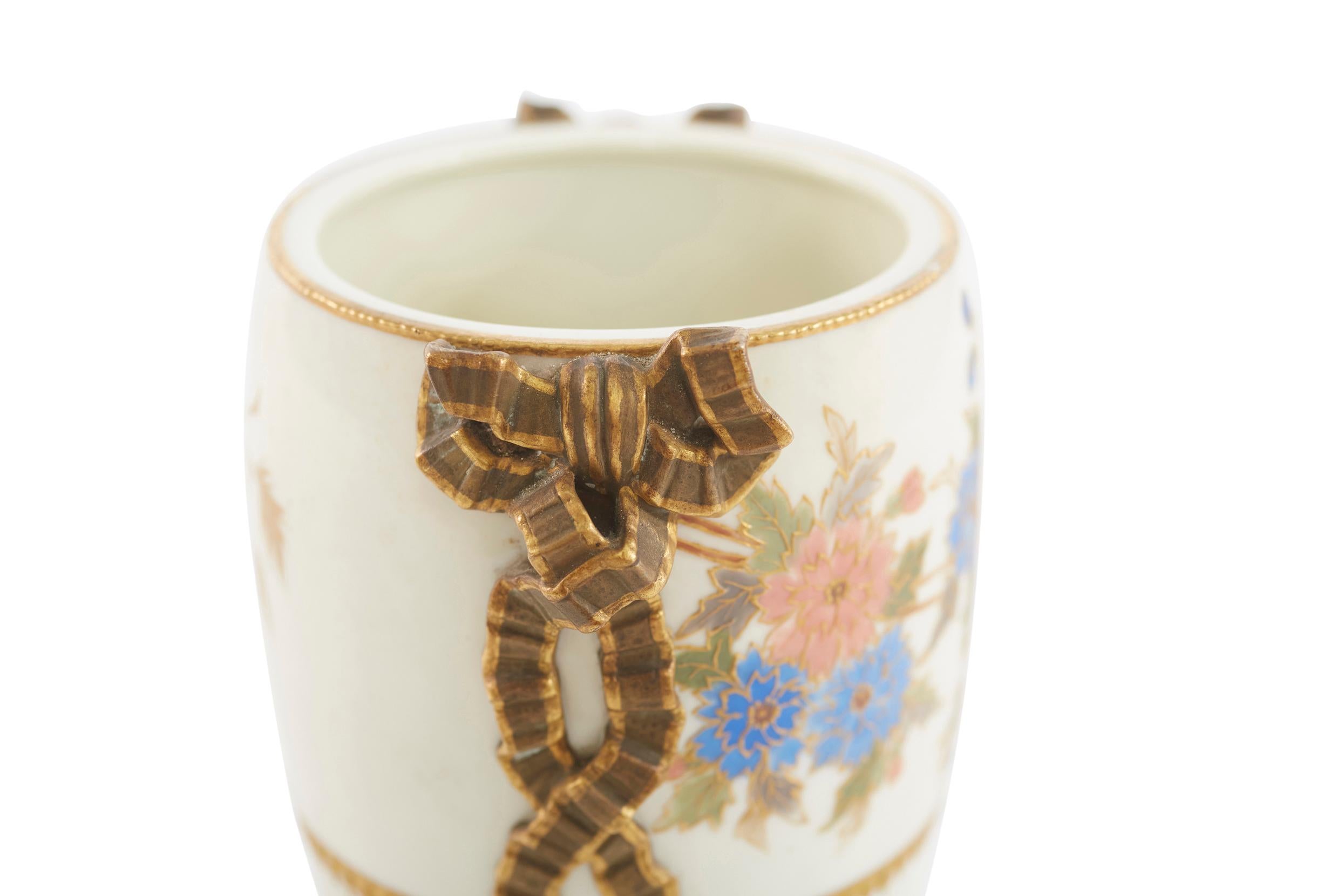 Paire d'urnes en porcelaine recouvertes du milieu du XIXe siècle en vente 3