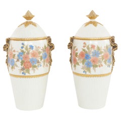 Paire d'urnes en porcelaine recouvertes du milieu du XIXe siècle