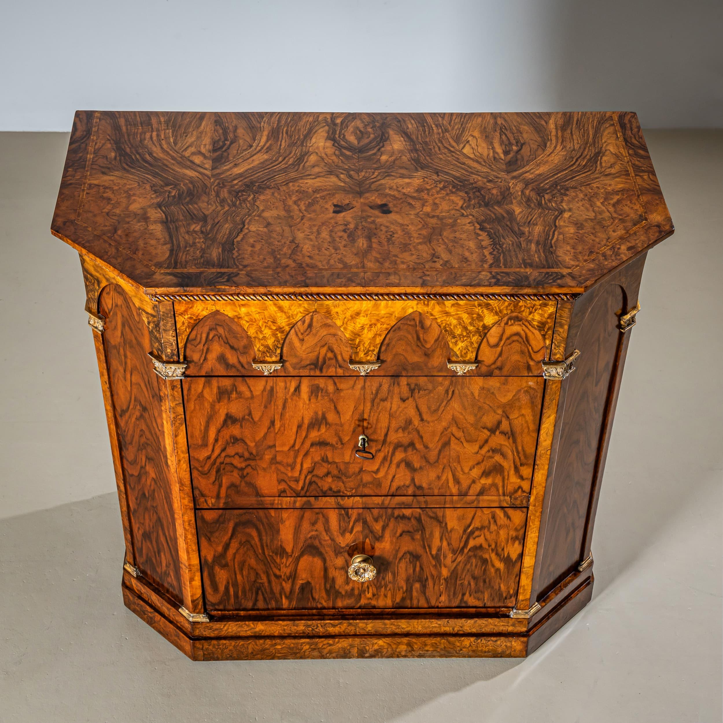 Coppia di commodes con archi gotici della metà del XIX secolo, Italia in vendita 5