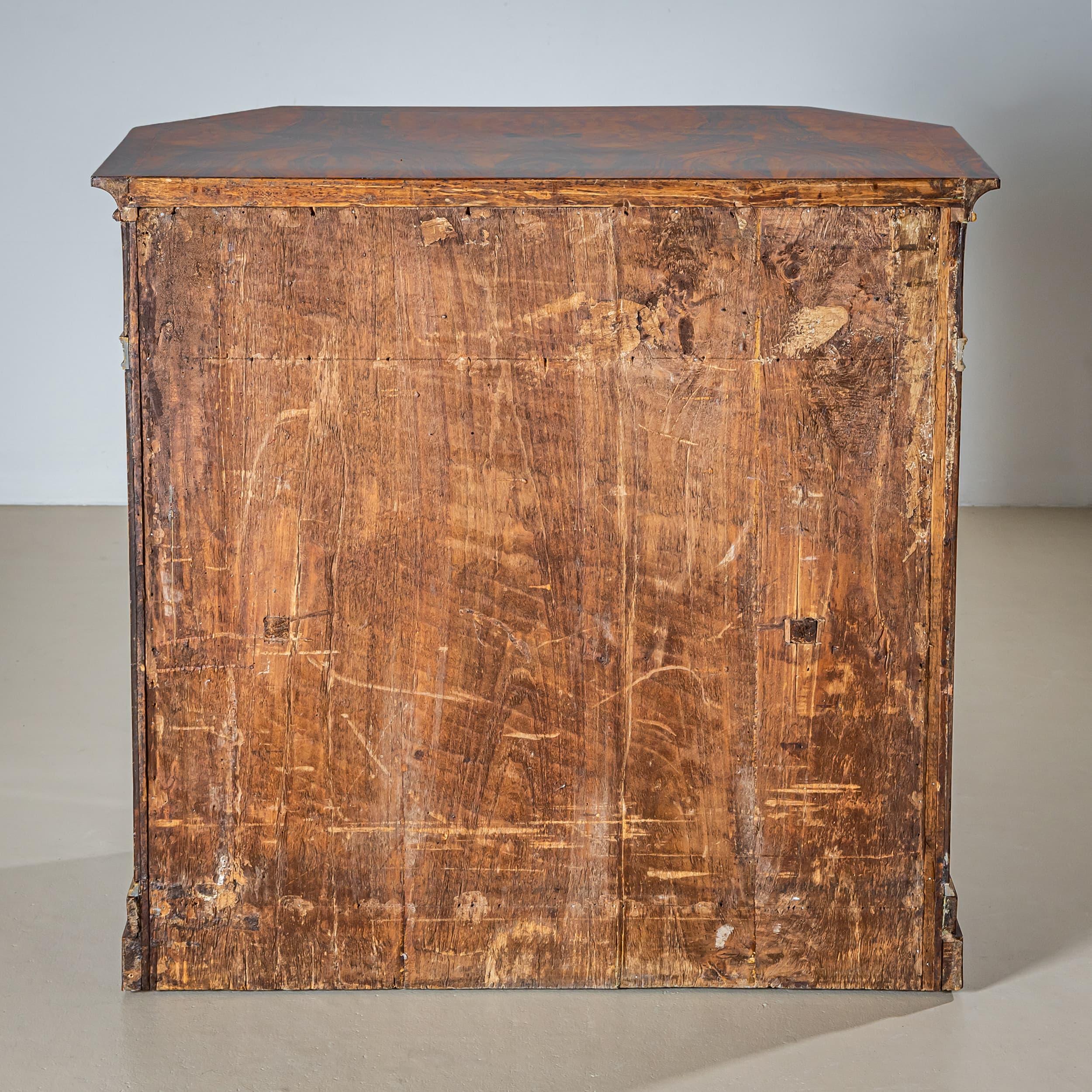 Coppia di commodes con archi gotici della metà del XIX secolo, Italia in vendita 6