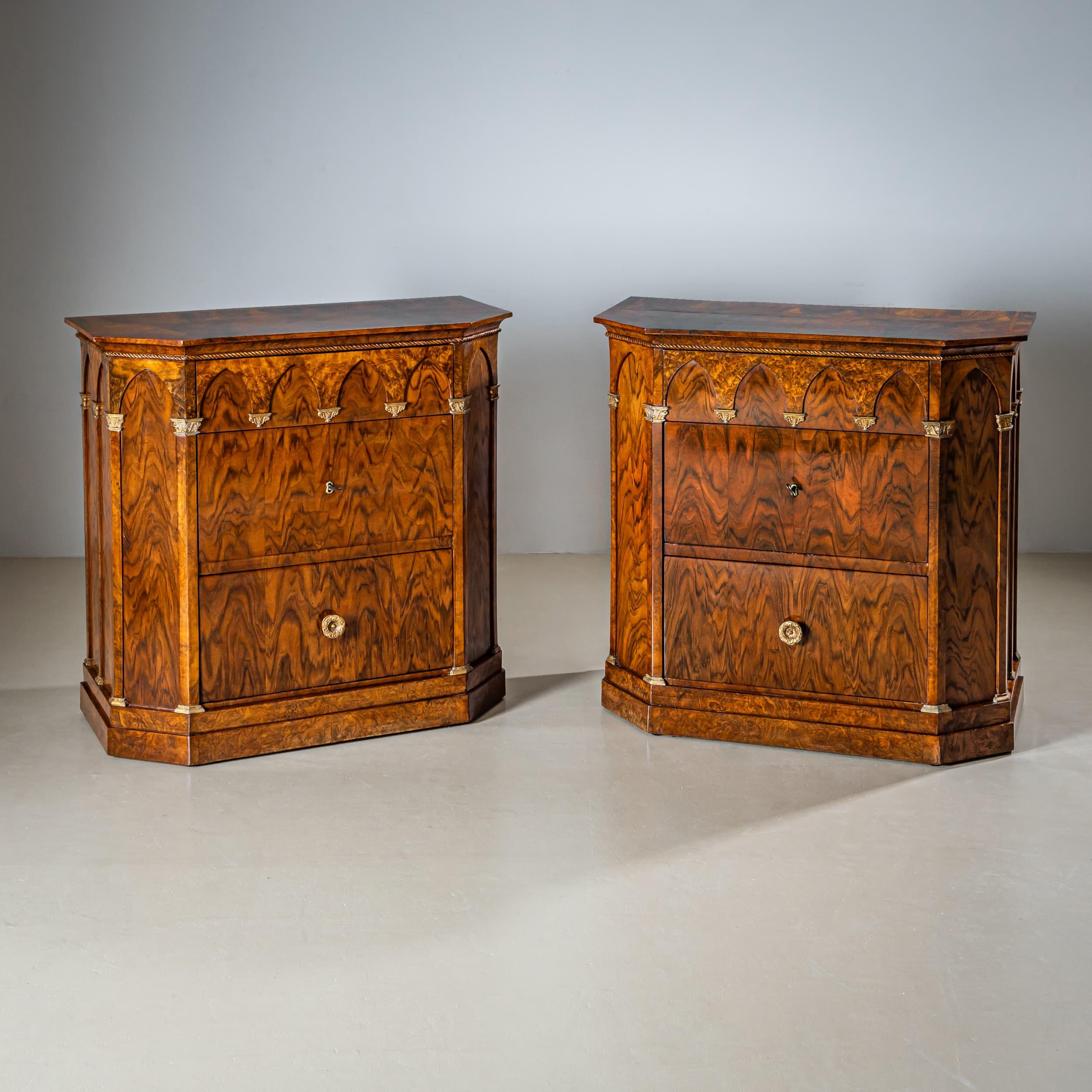 Italiano Coppia di commodes con archi gotici della metà del XIX secolo, Italia in vendita