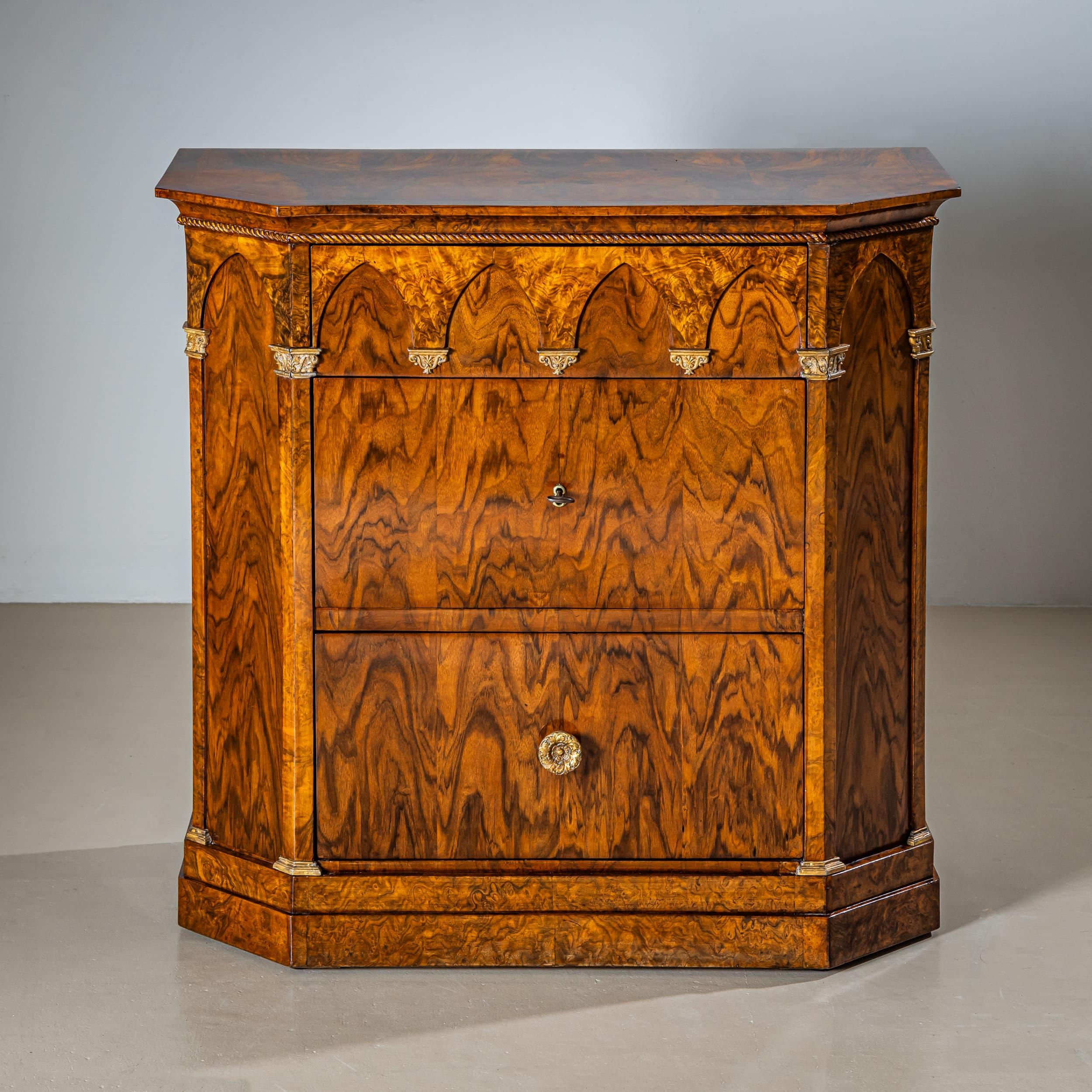 Coppia di commodes con archi gotici della metà del XIX secolo, Italia In condizioni buone in vendita a New York, NY