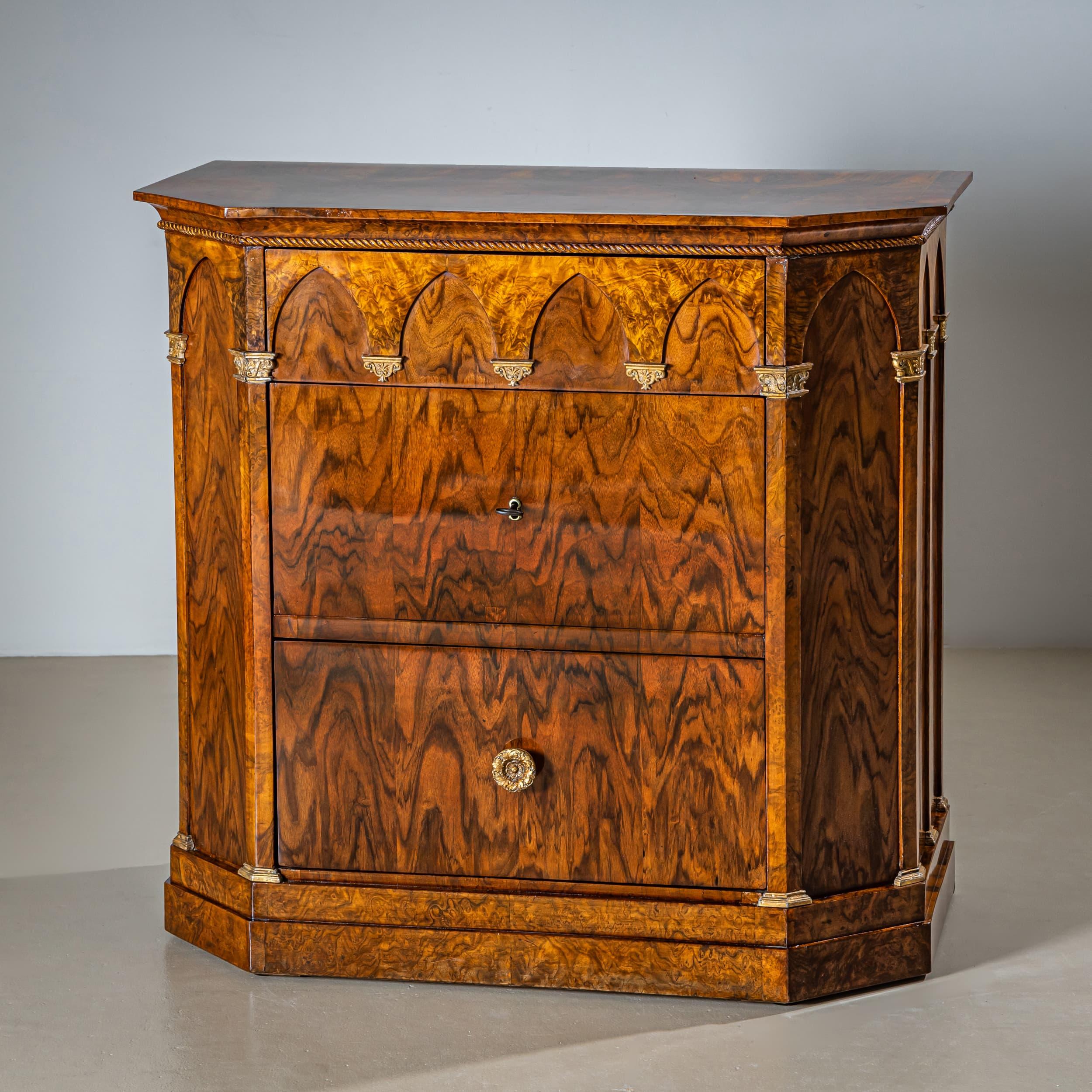Noce Coppia di commodes con archi gotici della metà del XIX secolo, Italia in vendita