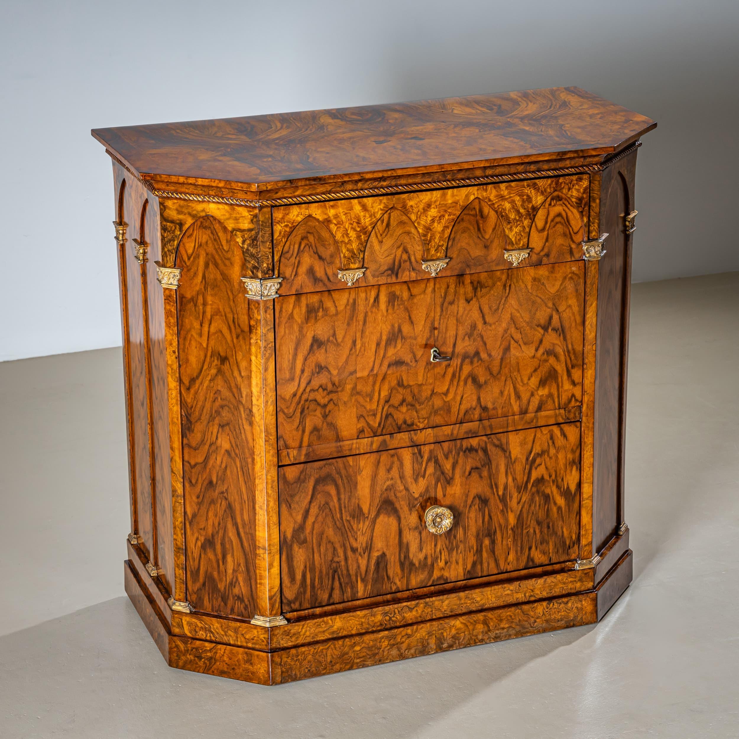 Coppia di commodes con archi gotici della metà del XIX secolo, Italia in vendita 1
