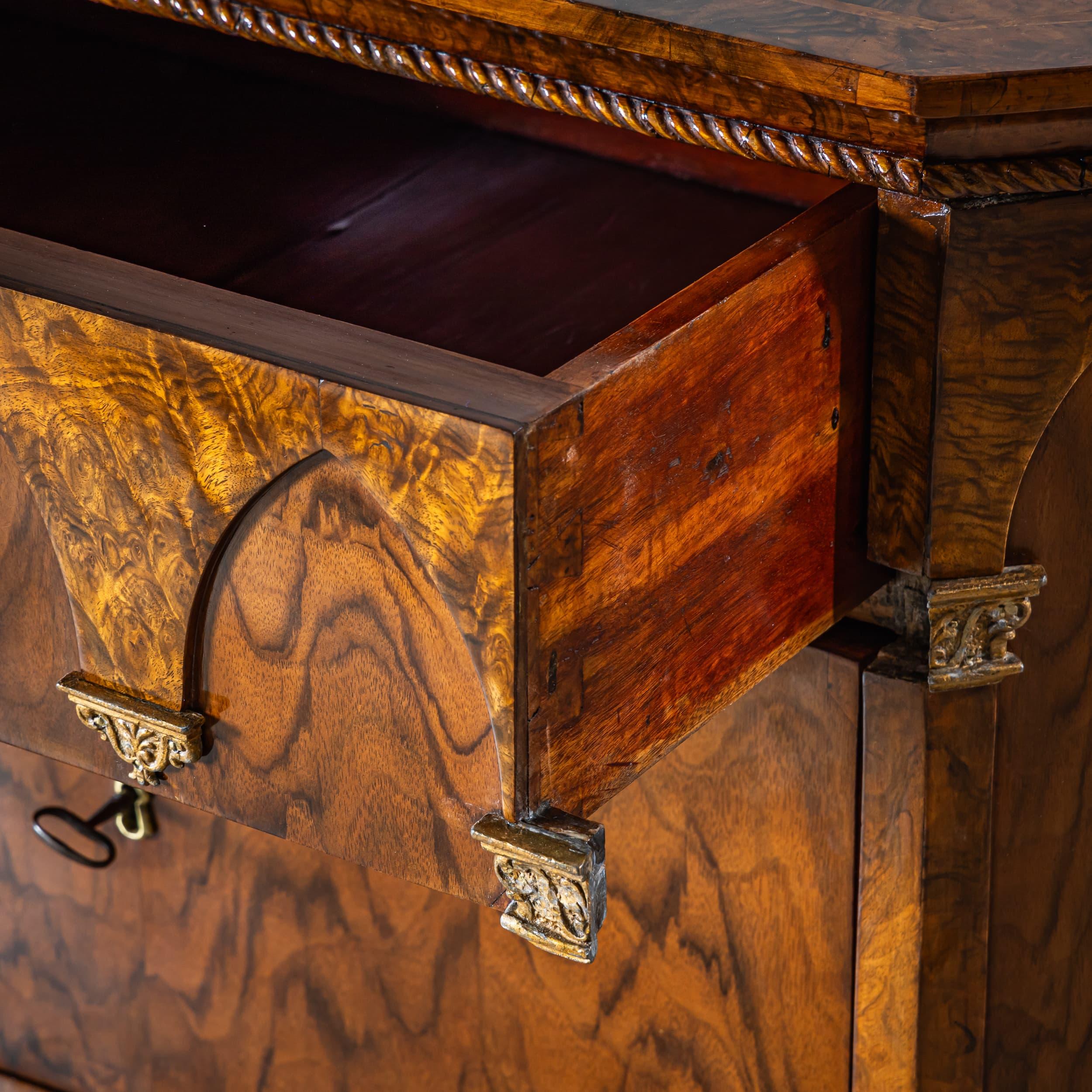 Coppia di commodes con archi gotici della metà del XIX secolo, Italia in vendita 2
