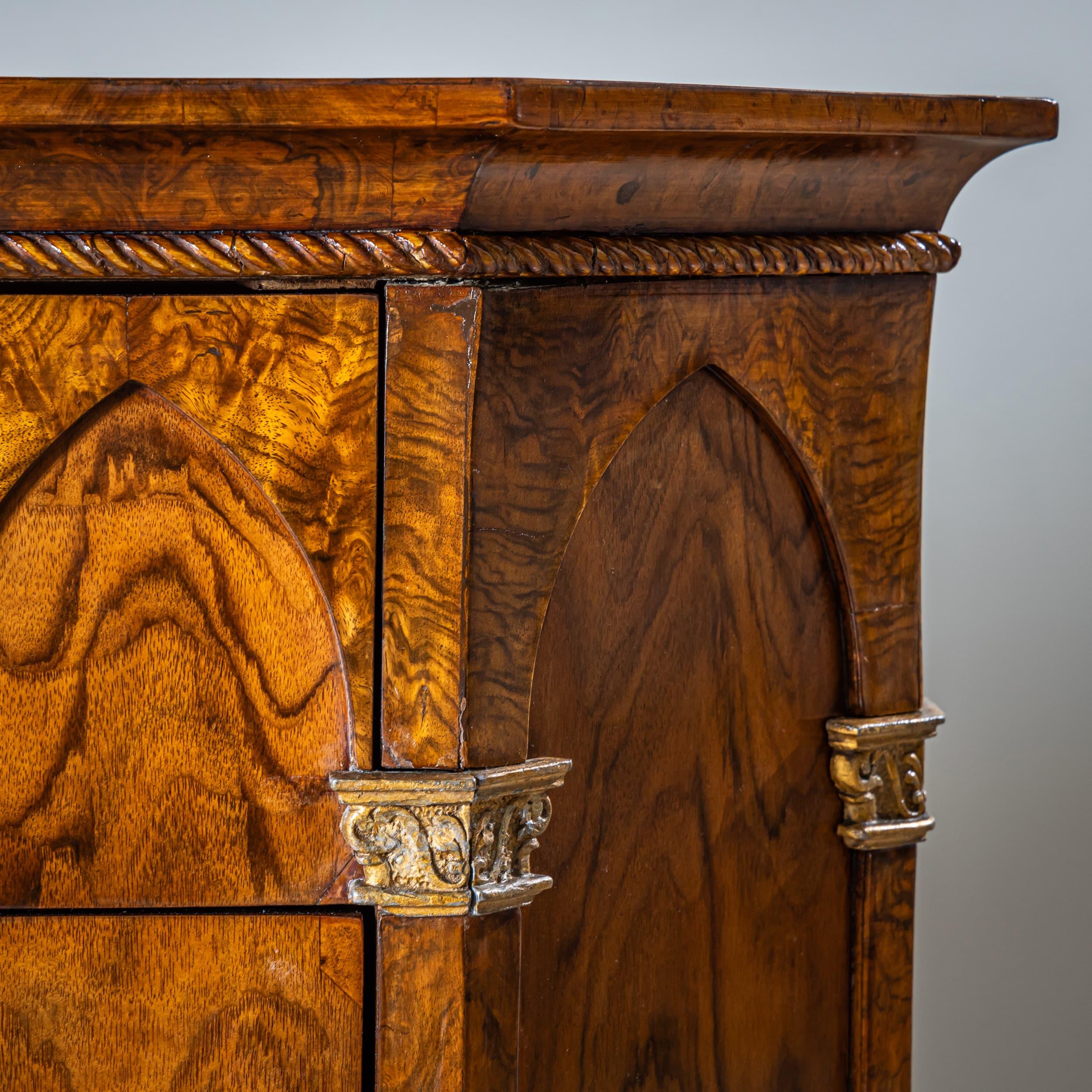 Coppia di commodes con archi gotici della metà del XIX secolo, Italia in vendita 3