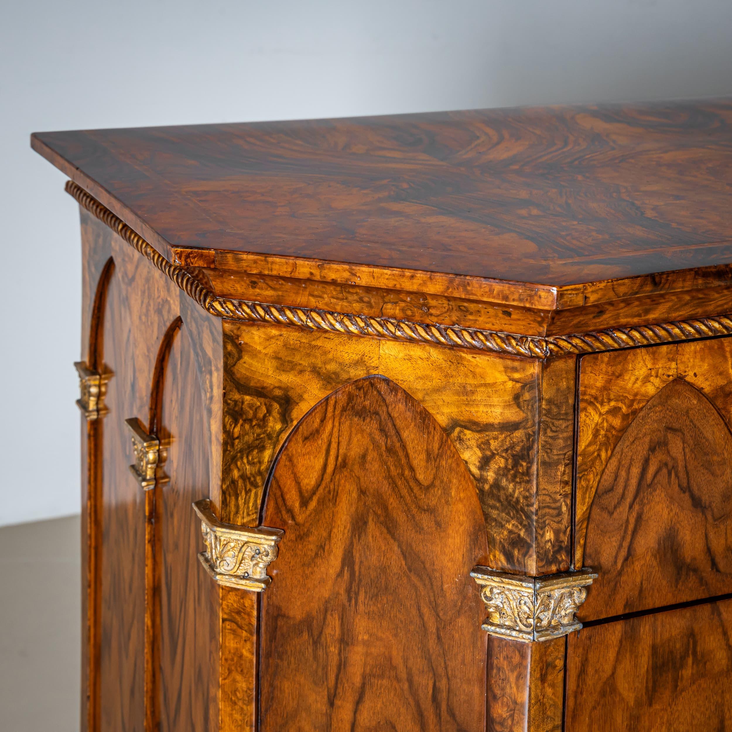 Coppia di commodes con archi gotici della metà del XIX secolo, Italia in vendita 4