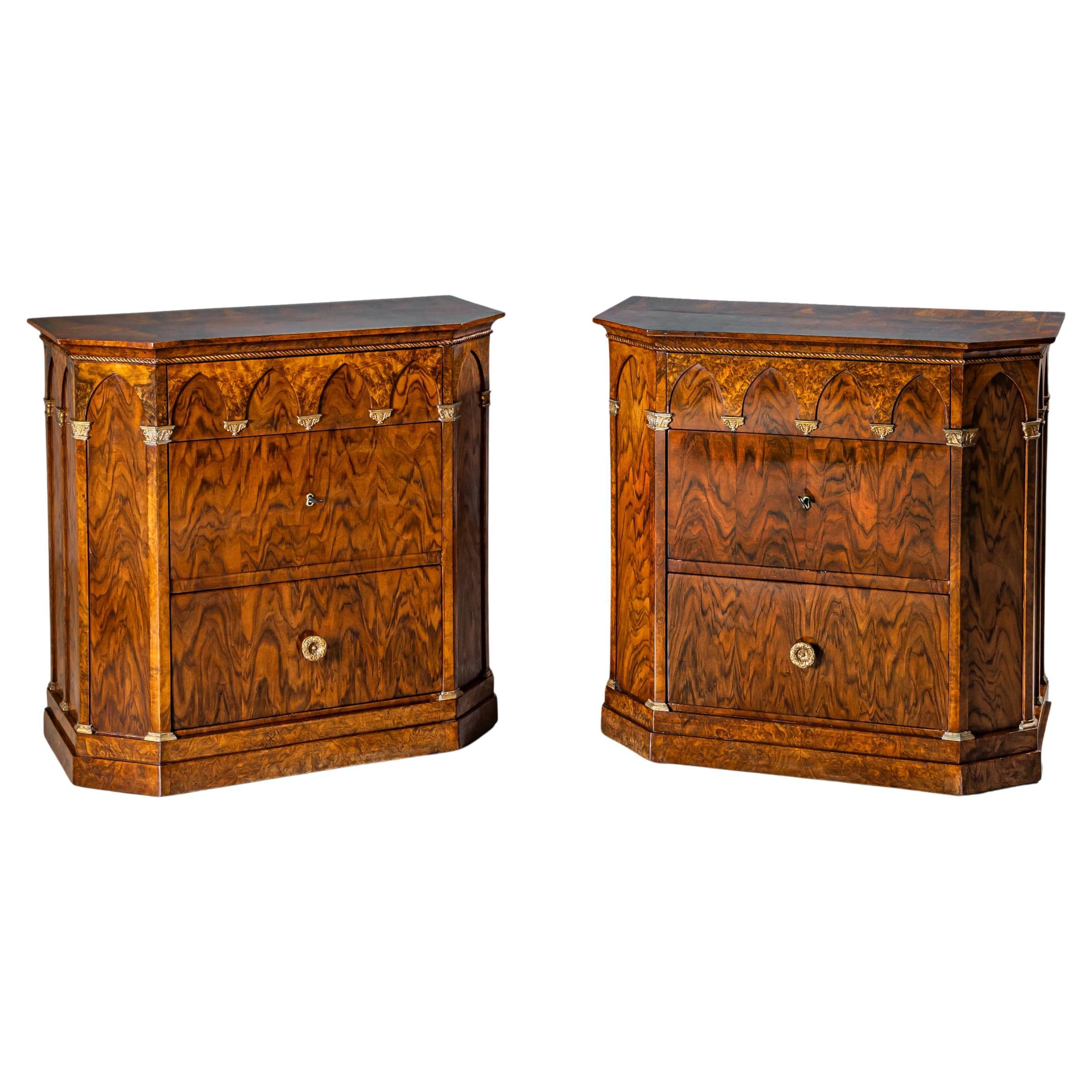 Coppia di commodes con archi gotici della metà del XIX secolo, Italia in vendita