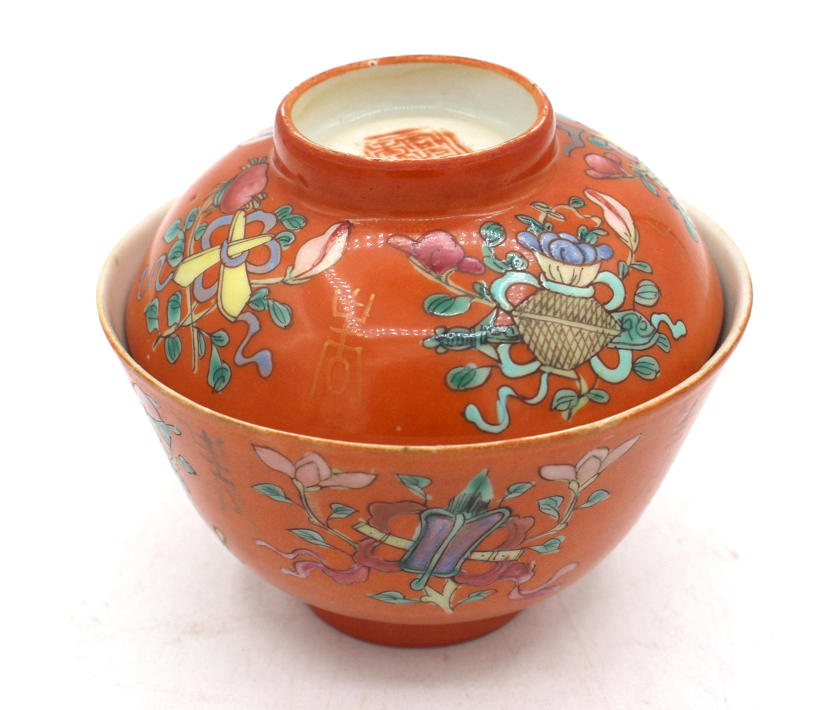 Mid-19th Century Pair of Coral Ground Covered Bowls, Chinese. Qing dynasty In Good Condition In Chapel Hill, NC