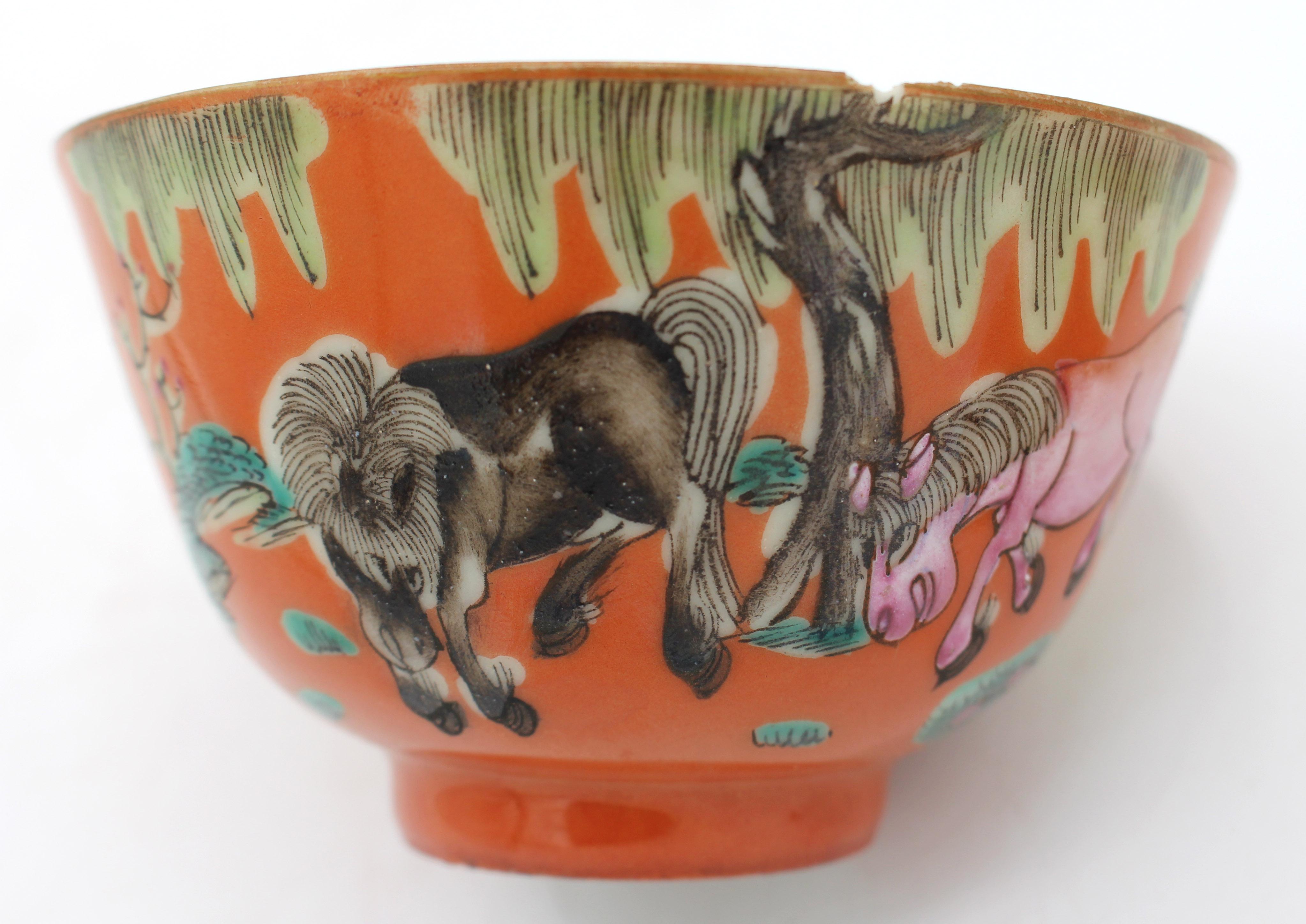 Mid-19th Century Pair of Coral Ground Covered Bowls, Chinese. Qing dynasty 5