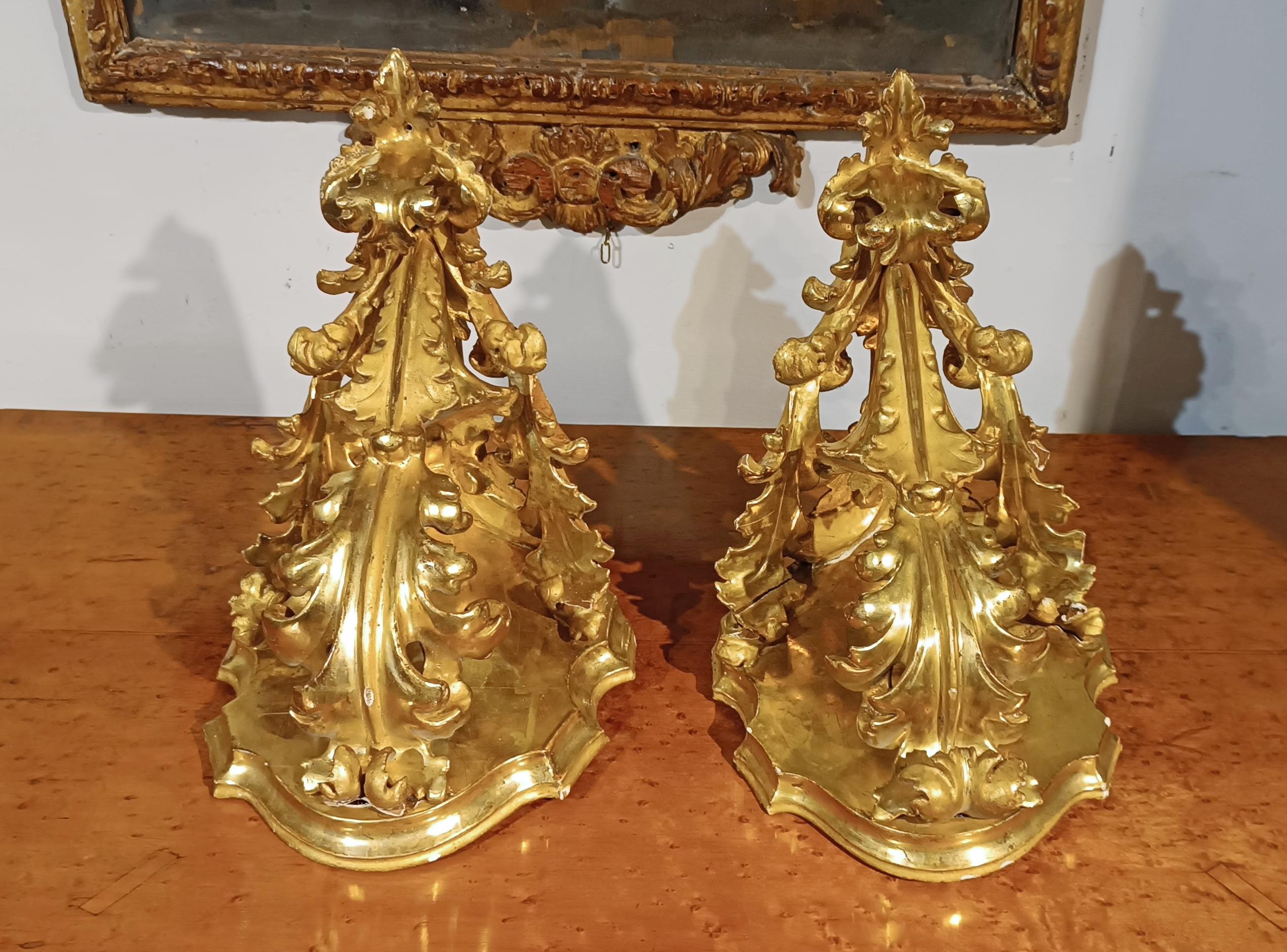 These two corner little shelves in carved pine wood gilded with pure gold leaf represent a valuable and refined work of Florentine manufacturing from the mid-19th century. Made with high craftsmanship, these shelves combine the functionality of an