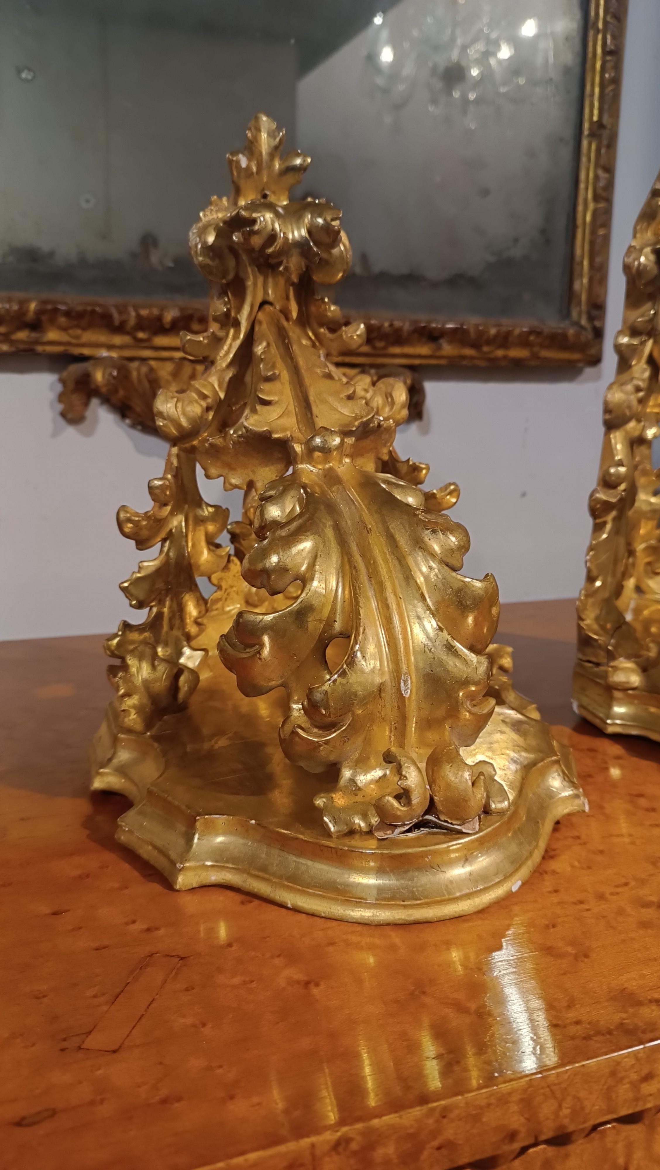 MITTEL 19. JAHRHUNDERT Pärchen von Eckregalen aus vergoldetem Holz  (Neoklassisches Revival) im Angebot